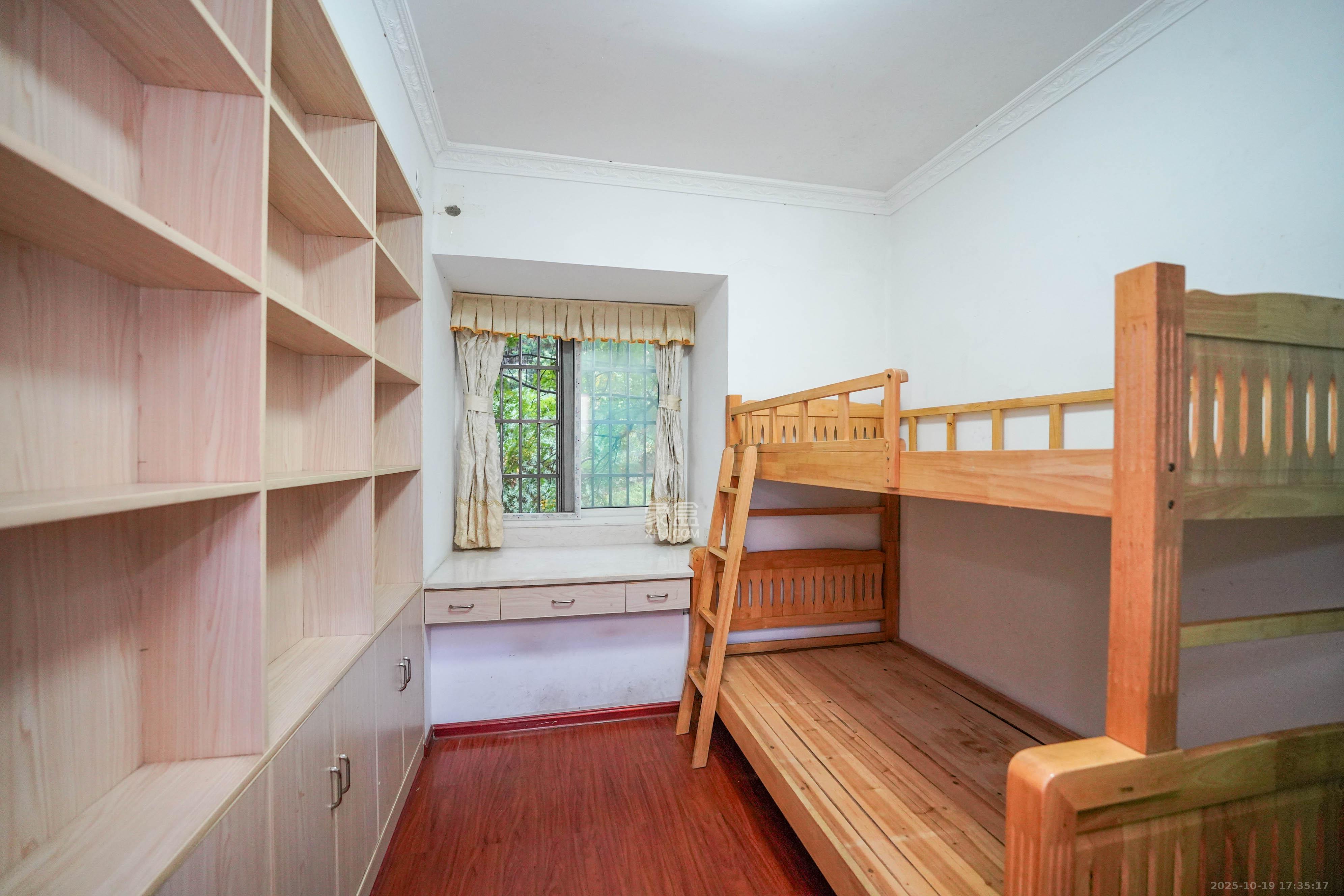 山水印象(愿景想山) 3室2厅1卫 40.0万 山水印象(愿景想山) 3室2厅1卫 40.0万卧室