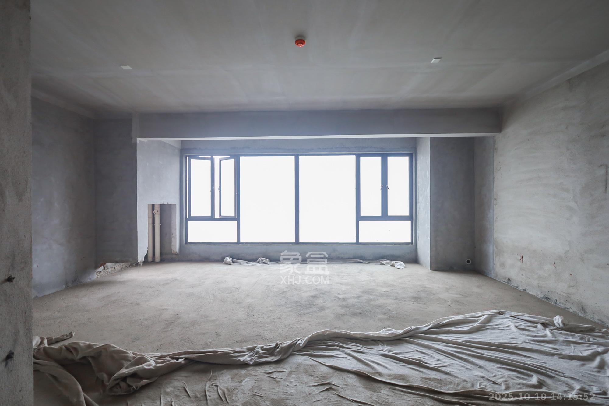 保利西海岸A区  4室2厅2卫    320.0万 保利西海岸A区  4室2厅2卫    320.0万卧室