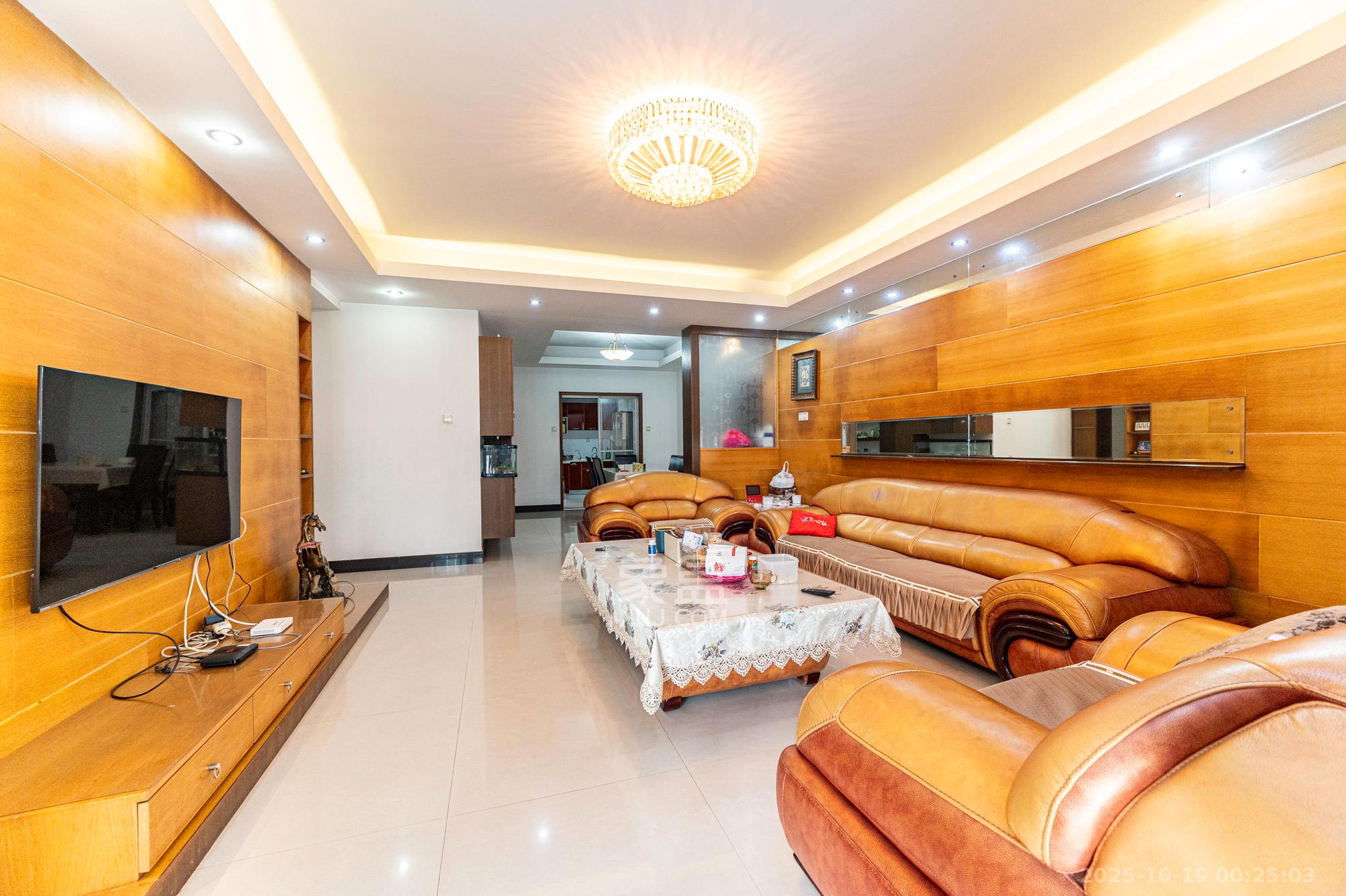 明城公寓  4室2厅2卫    89.8万客厅