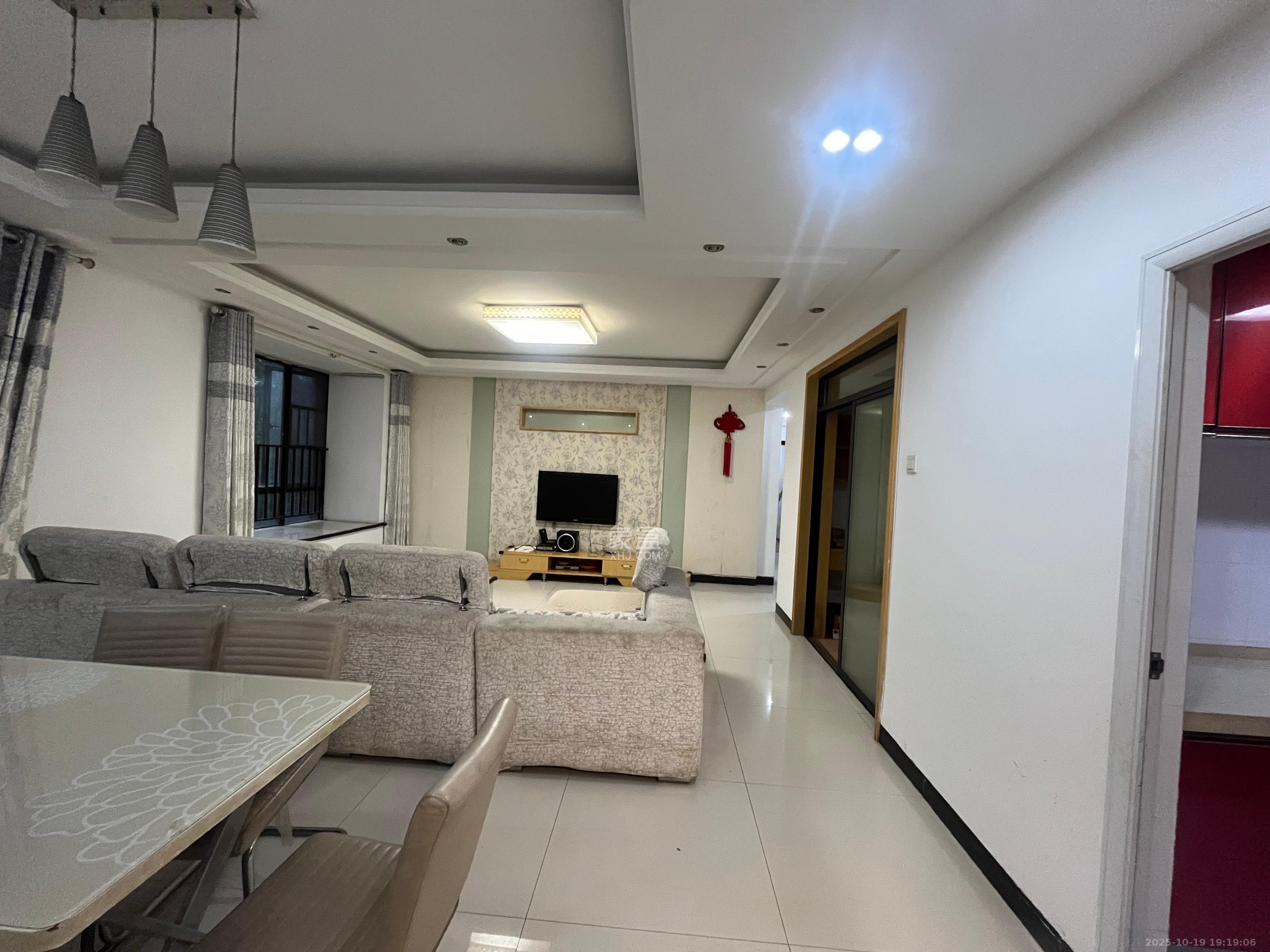 华润凤凰城一期  3室2厅2卫    2300.0元/月 华润凤凰城一期  3室2厅2卫    2300.0元/月