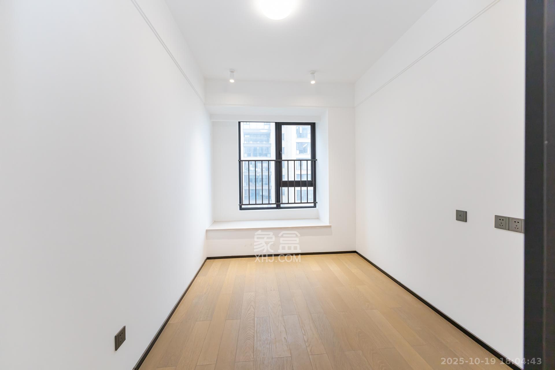 万科滨河道  4室2厅2卫    145.0万卧室