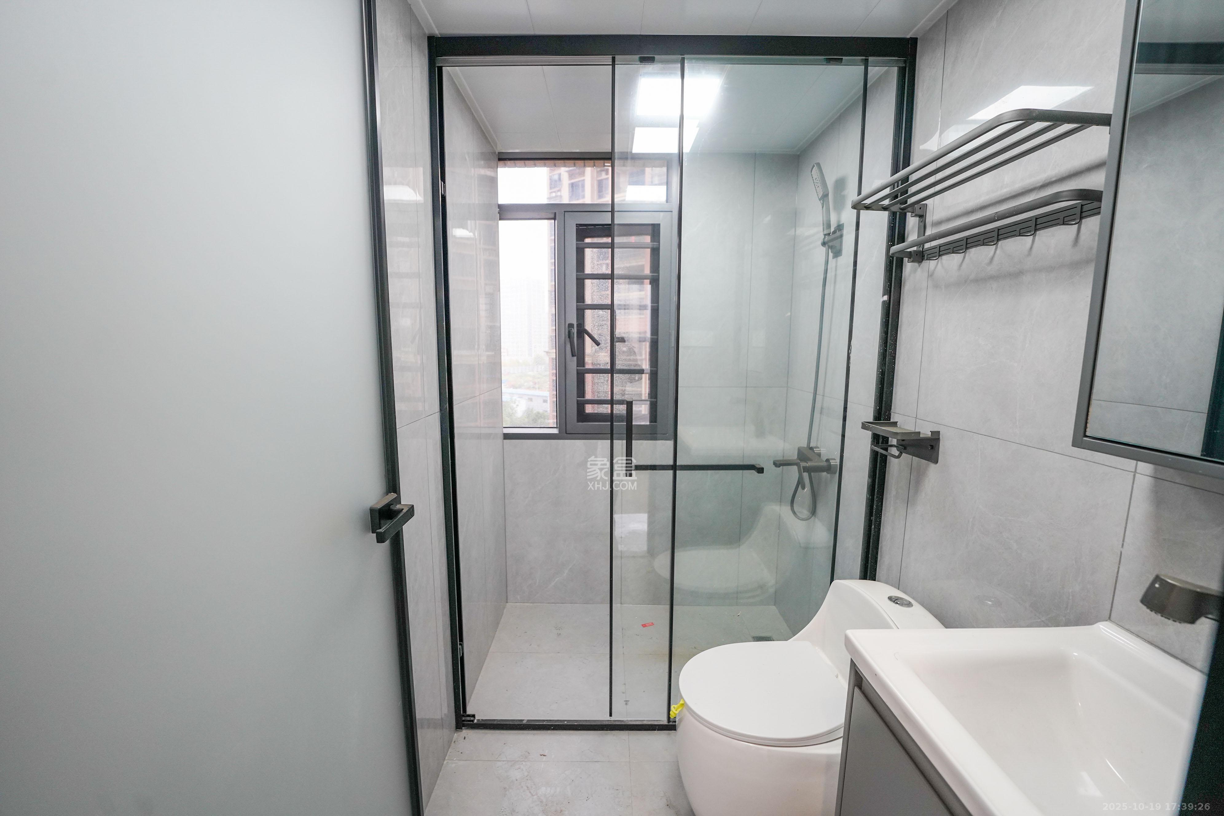 幸福庄园  5室2厅3卫    156.0万卫生间