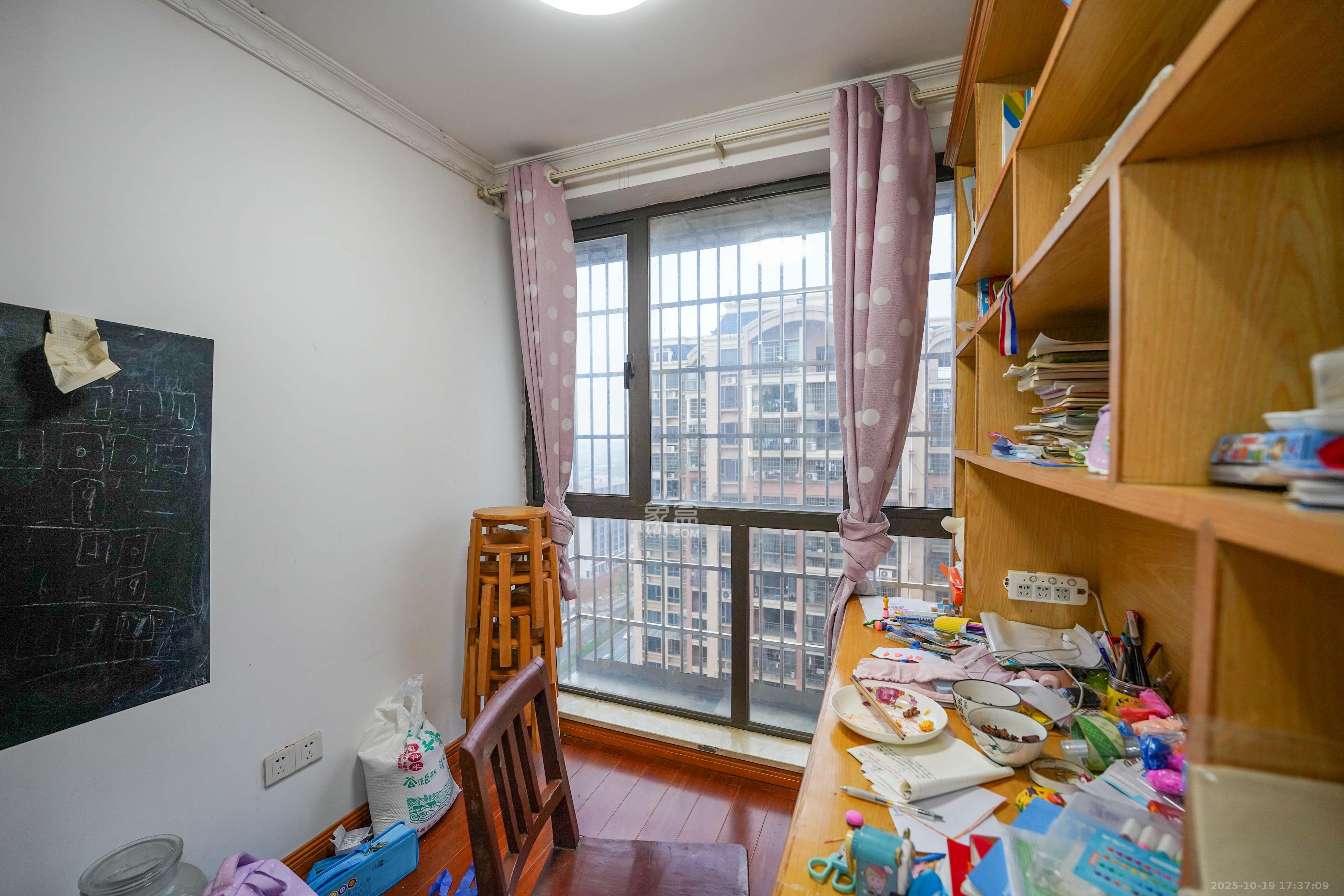 幸福庄园  4室2厅2卫    85.0万卧室