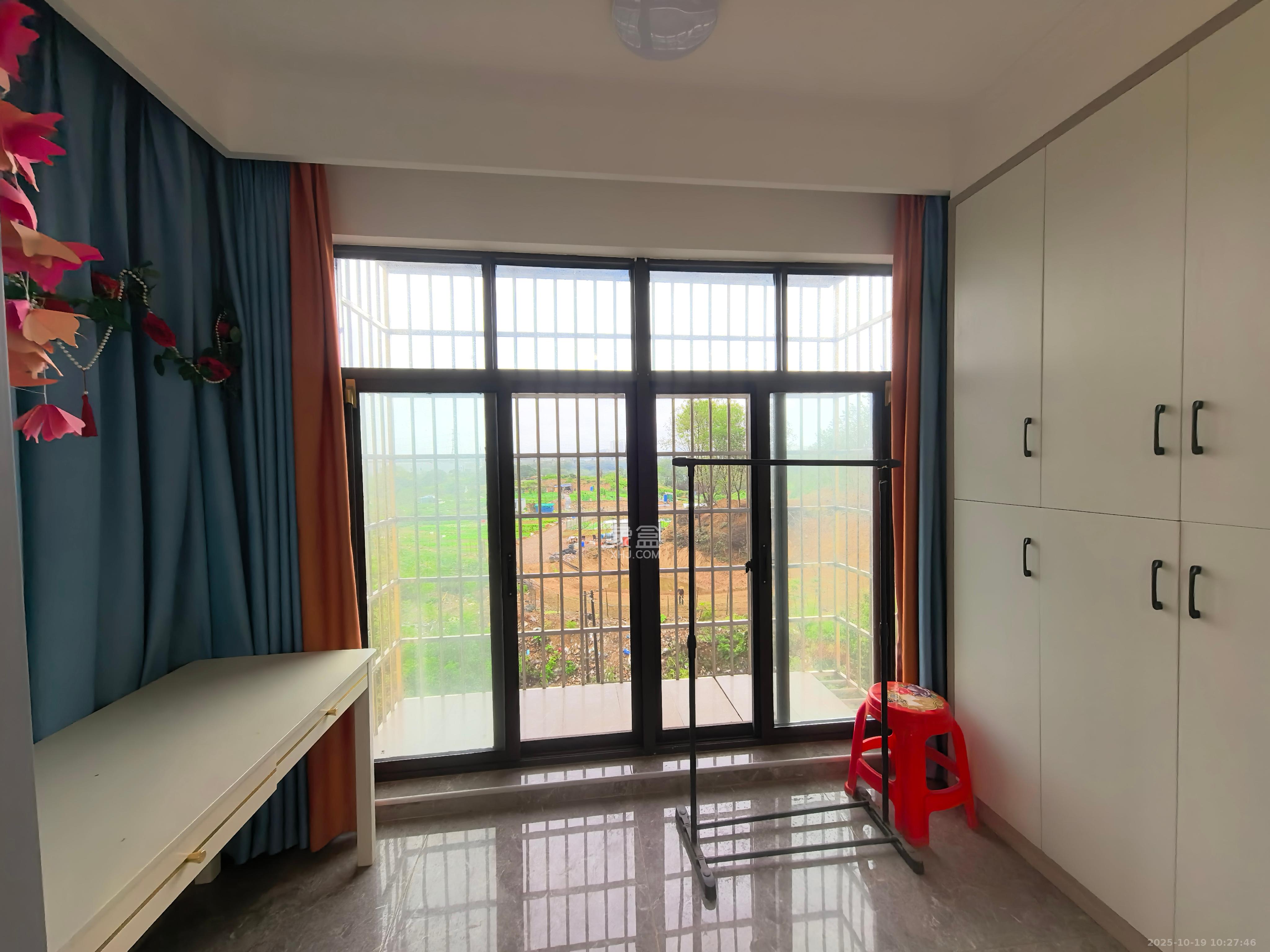 星城新宇川河苑 3室2厅2卫 2400.0元/月 星城新宇川河苑 3室2厅2卫 2400.0元/月室内图