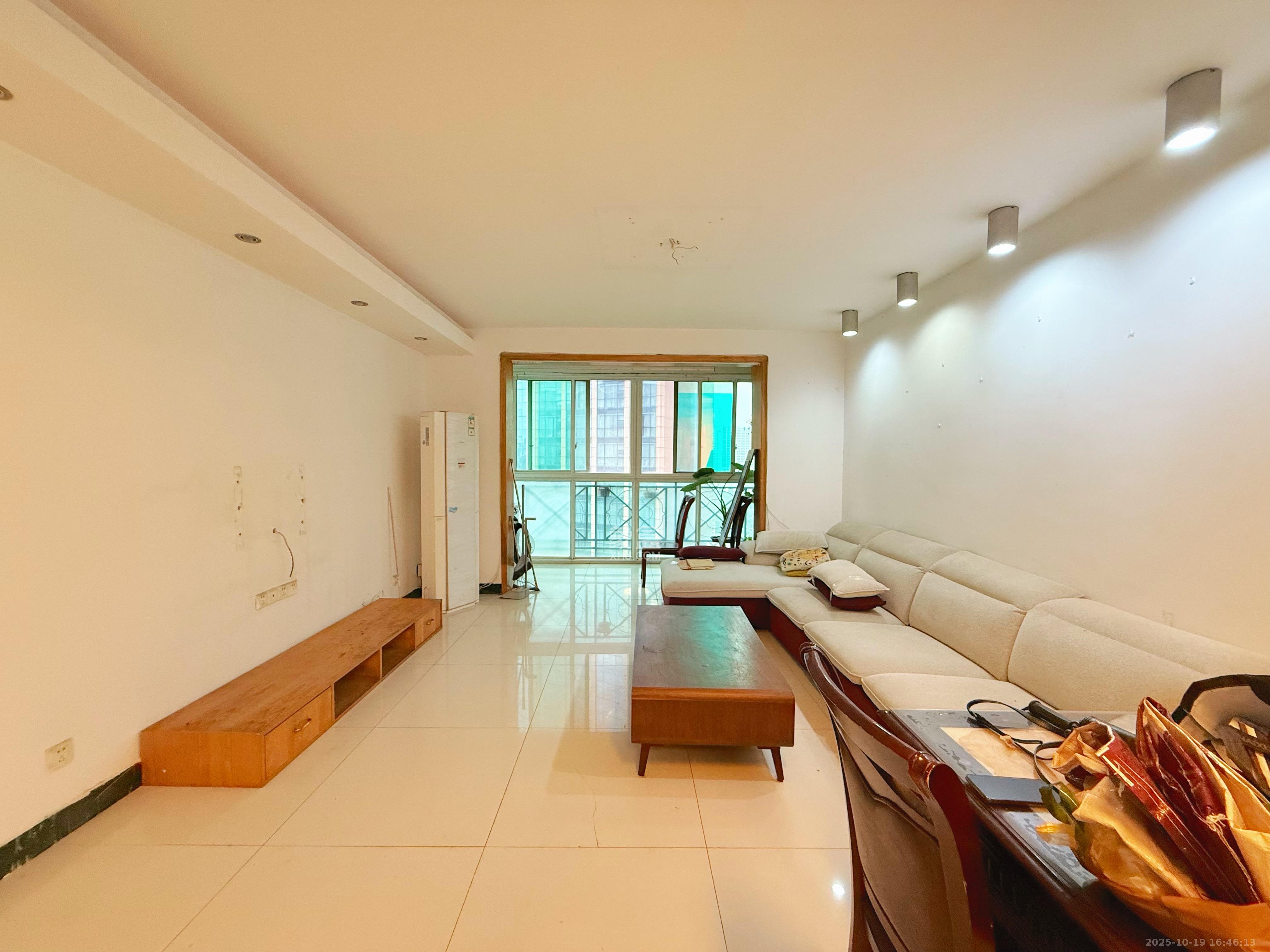 格林星城  3室2厅2卫    2400.0元/月 格林星城  3室2厅2卫    2400.0元/月室内图