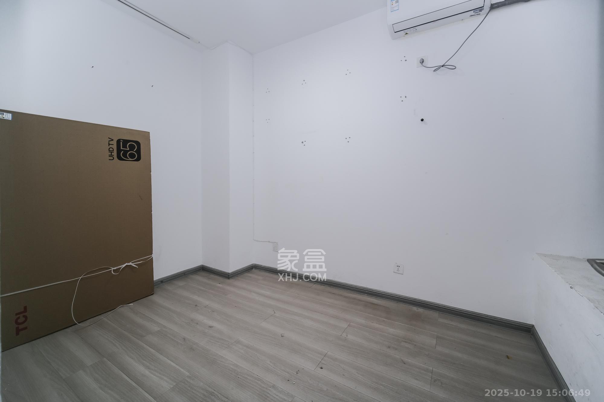 三一街区  4室2厅3卫    150.0万卧室