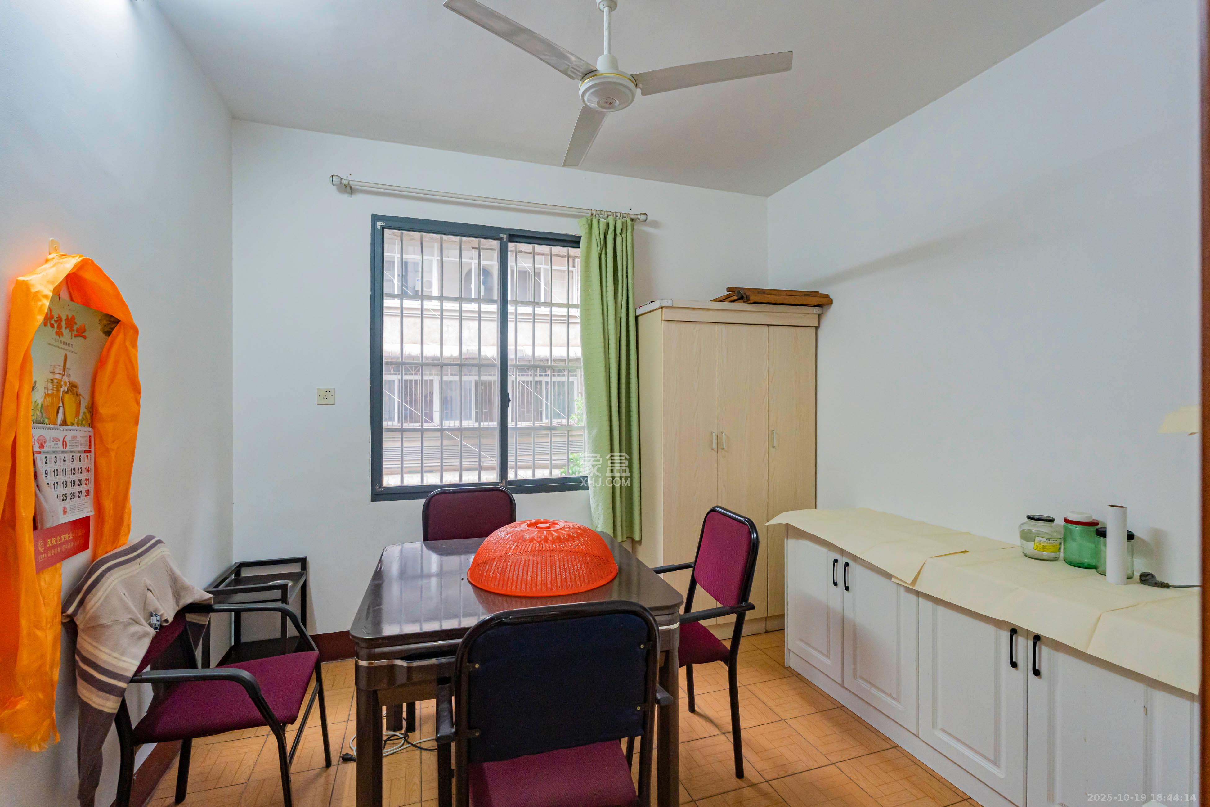 东风二村社区房  3室2厅1卫    62.0万卧室