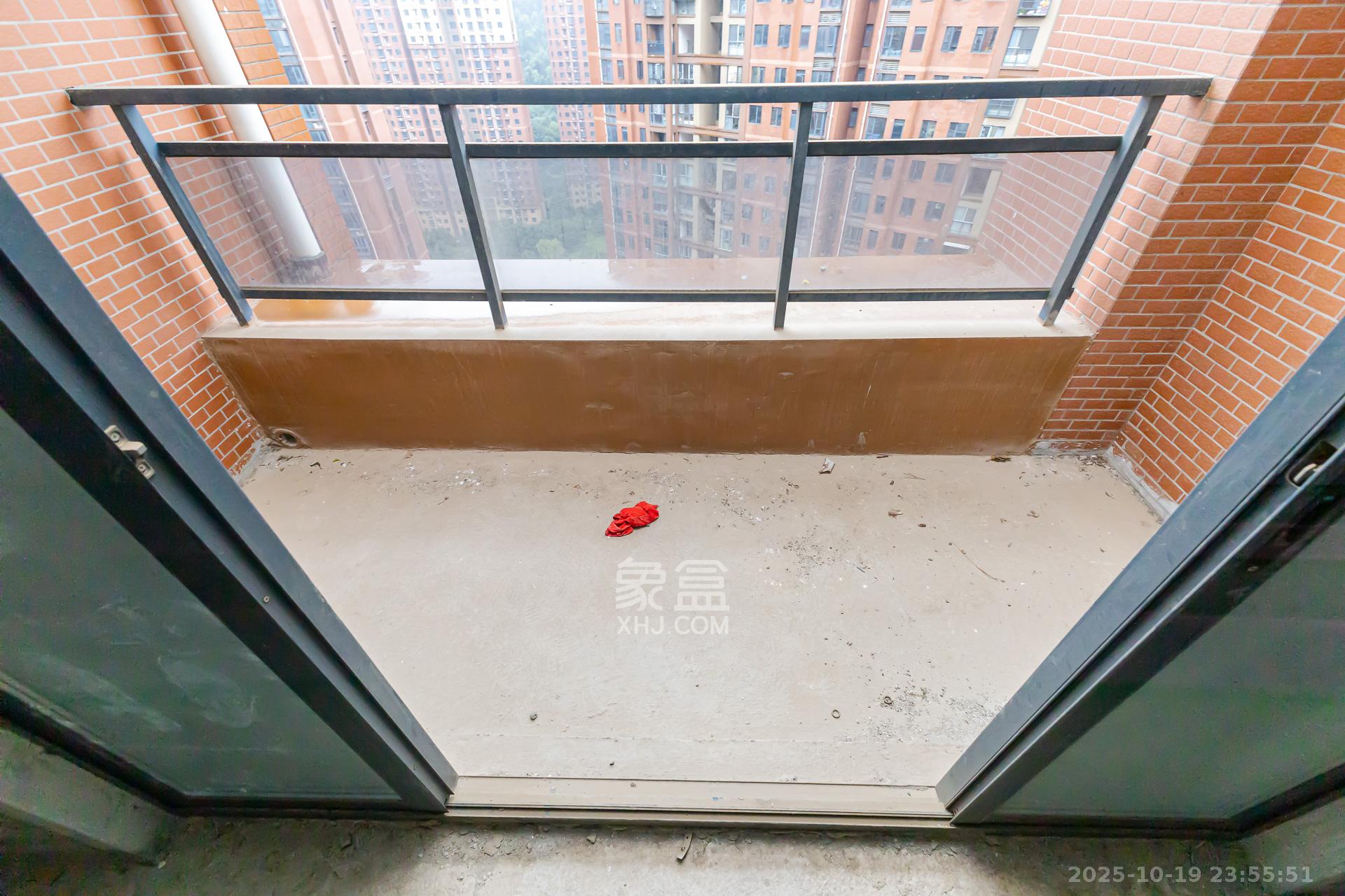 珠江东方明珠（新地东方明珠）三期  3室2厅1卫    46.0万阳台