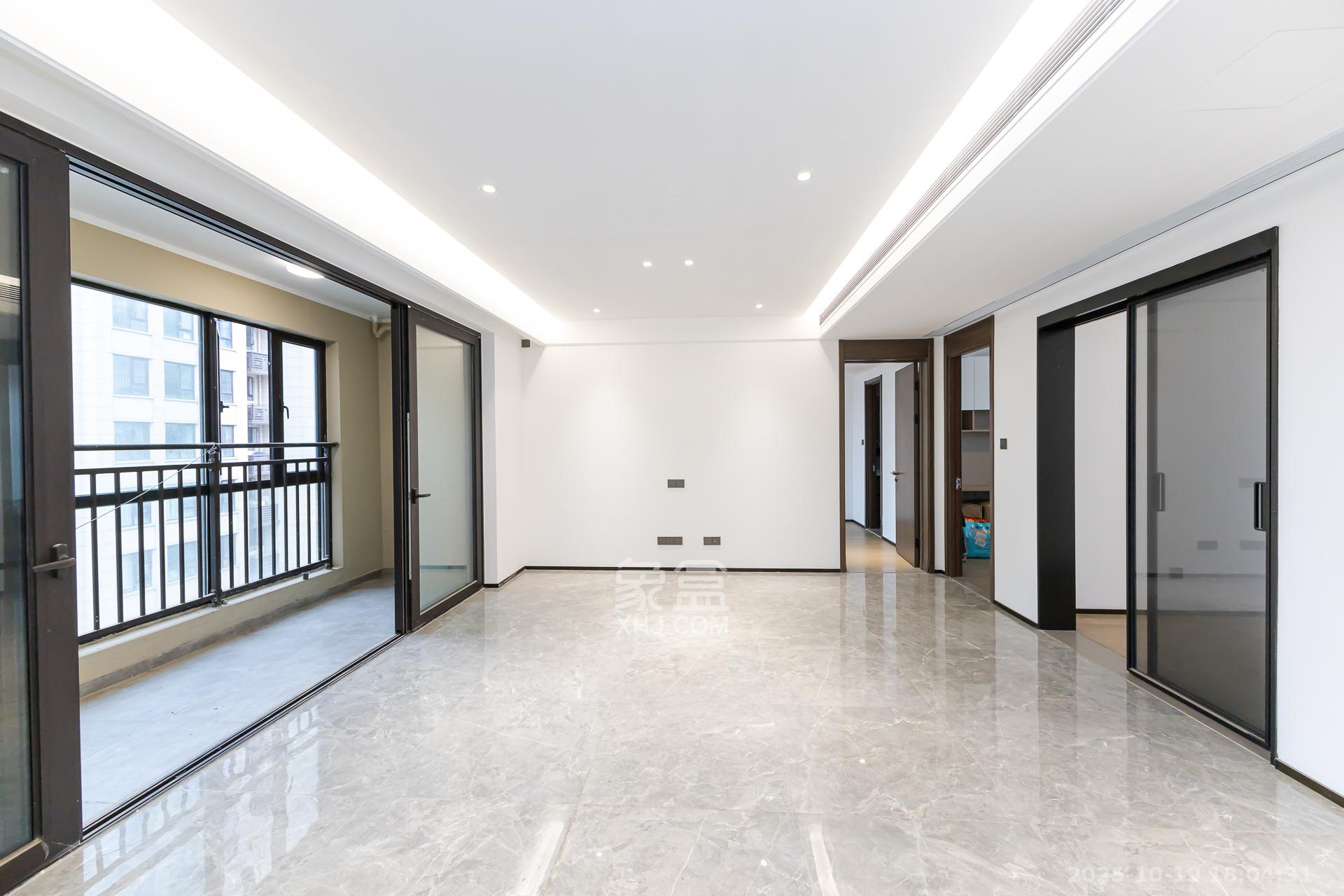 万科滨河道 4室2厅2卫 145.0万 万科滨河道 4室2厅2卫 145.0万客厅