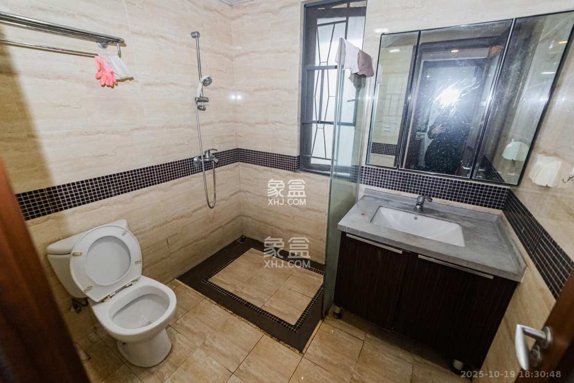 万科城 3室2厅2卫 80.0万 万科城 3室2厅2卫 80.0万卫生间