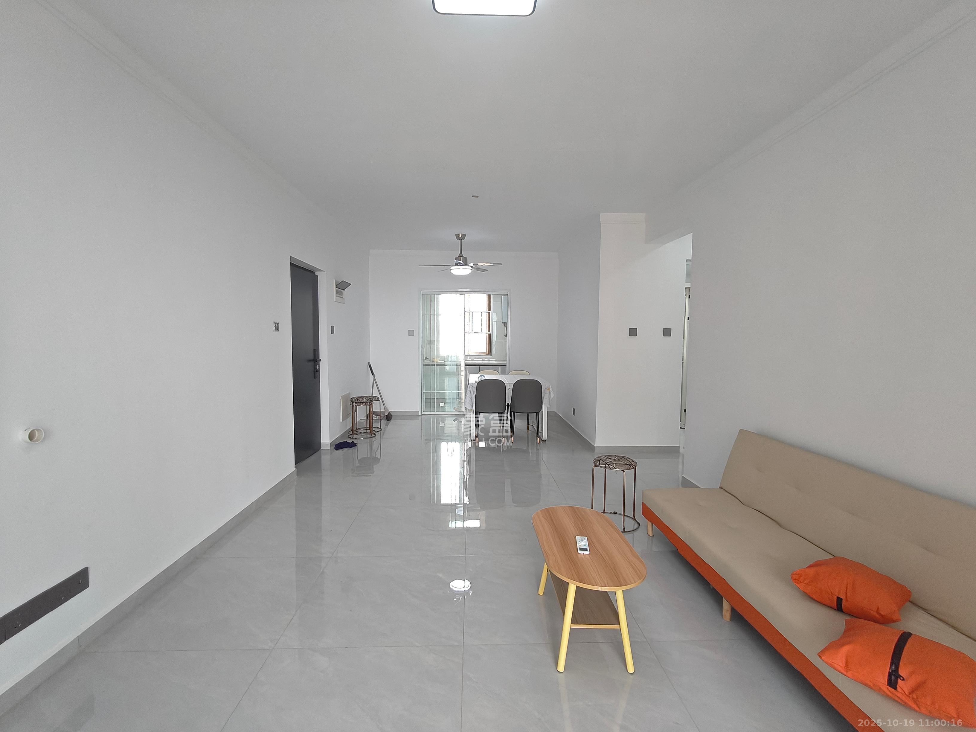 绿地香树花城  4室2厅2卫    2000.0元/月