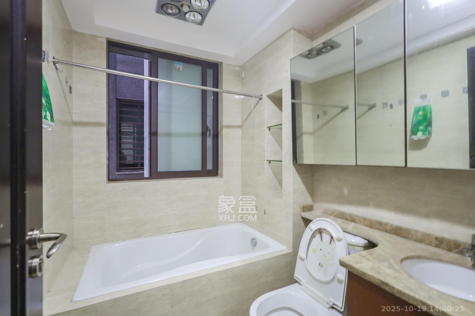 绿地中央广场  5室2厅3卫    265.0万 绿地中央广场  5室2厅3卫    265.0万卫生间