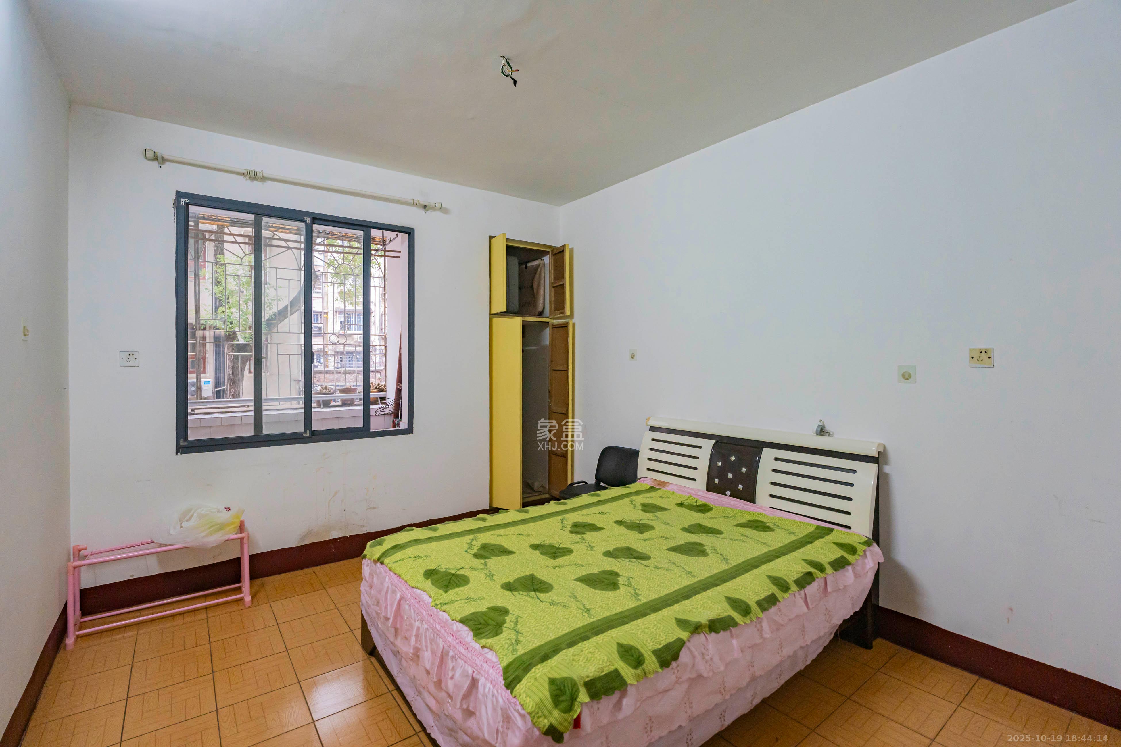 东风二村社区房  3室2厅1卫    62.0万卧室