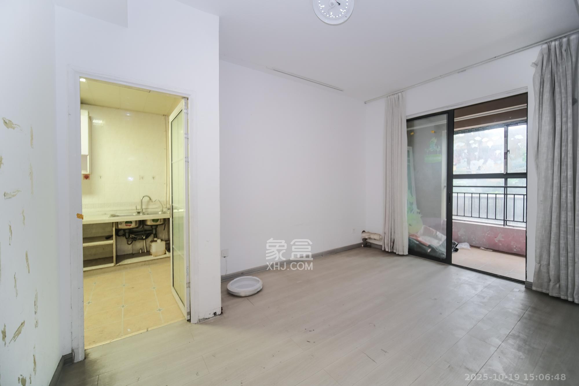 三一街区  4室2厅3卫    150.0万客厅