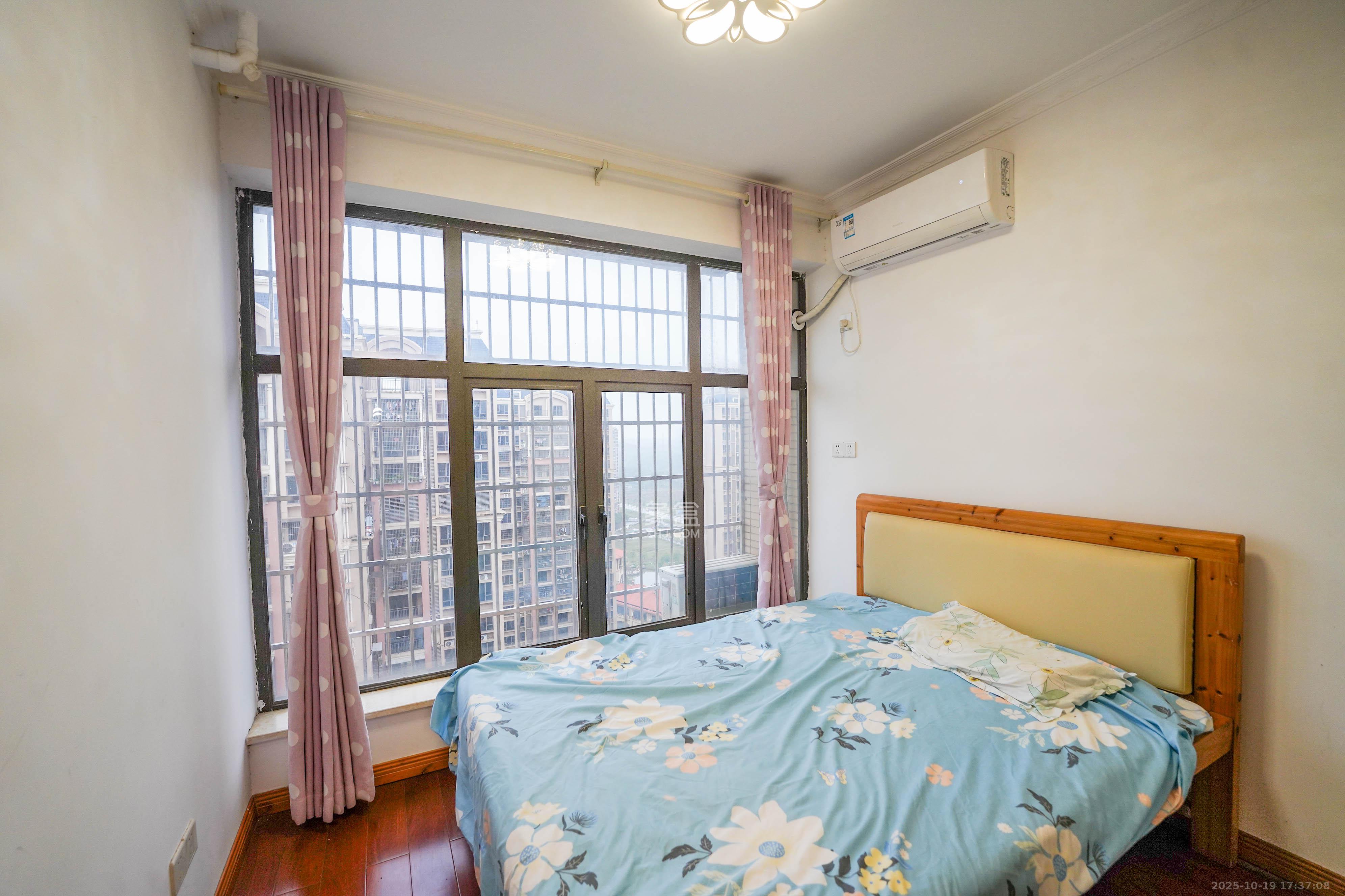 幸福庄园  4室2厅2卫    85.0万卧室