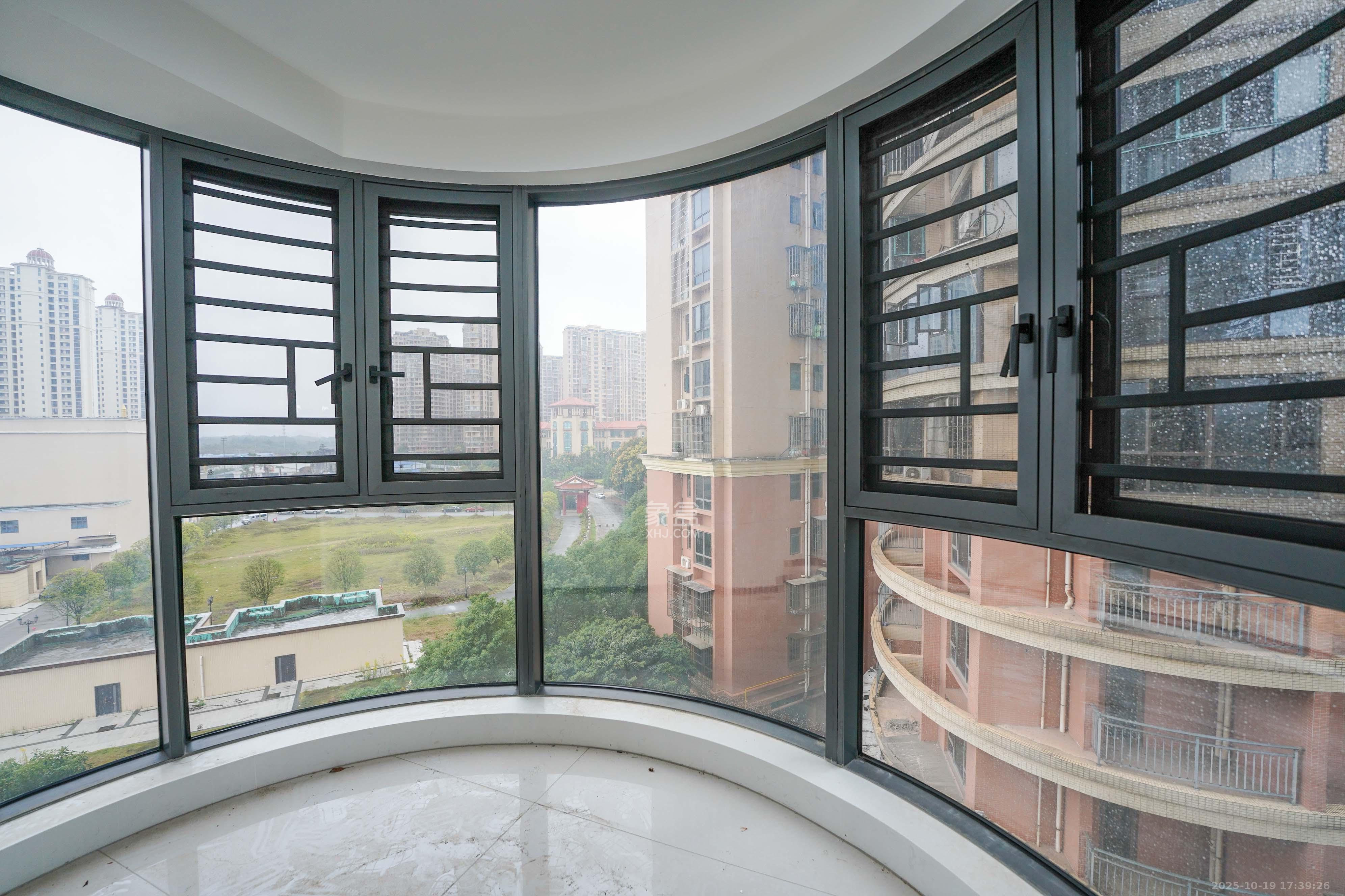 幸福庄园  5室2厅3卫    156.0万阳台