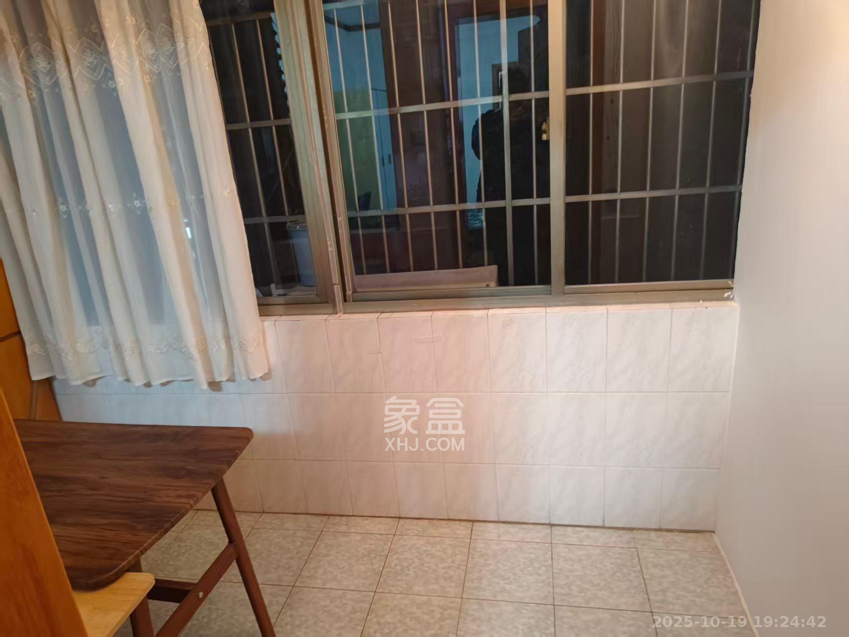 荷花园地税局宿舍 3室2厅2卫 2350.0元/月 荷花园地税局宿舍 3室2厅2卫 2350.0元/月室内图