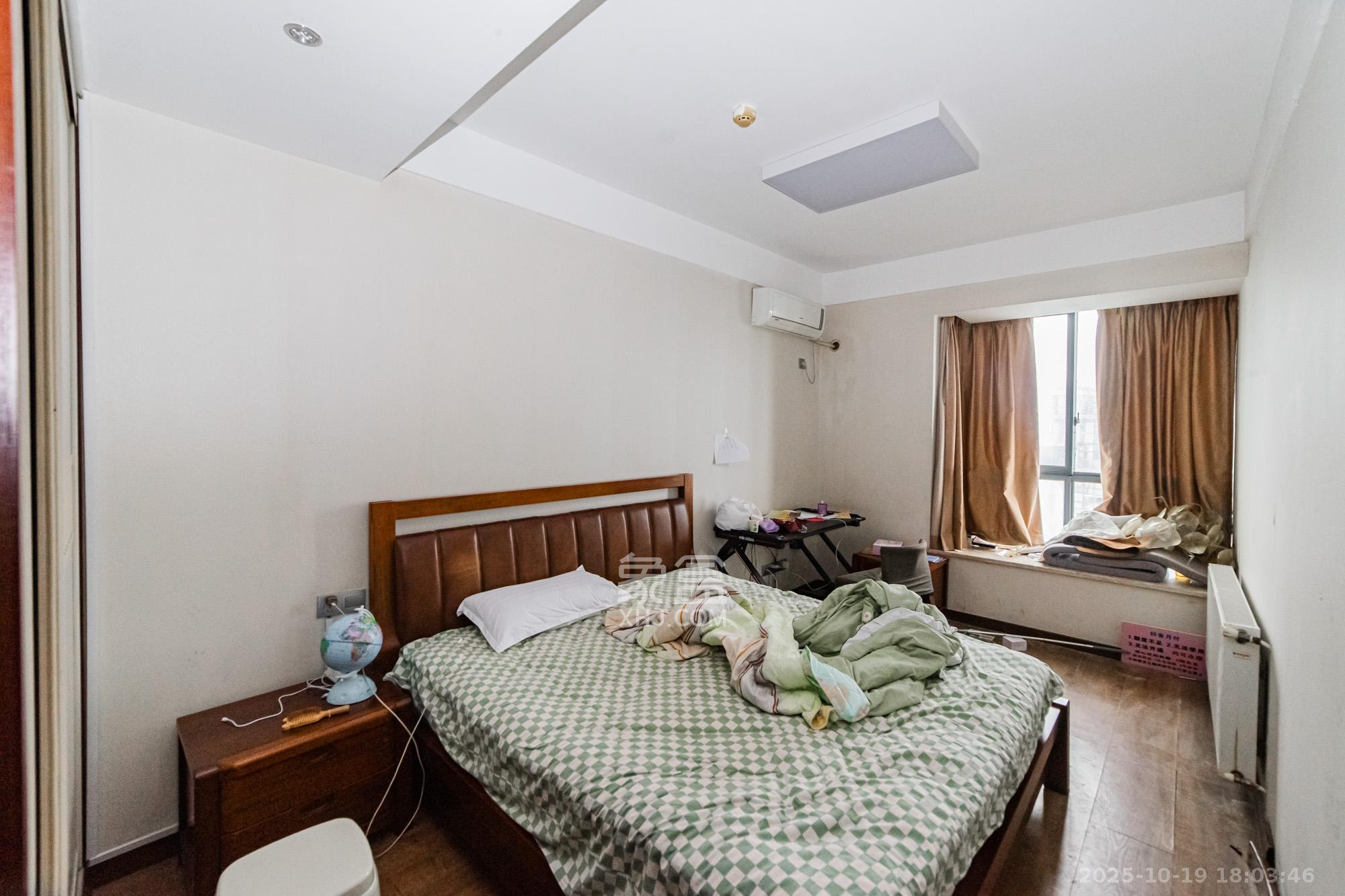 湘江世纪城湘江豪庭  4室2厅1卫    328.0万卧室