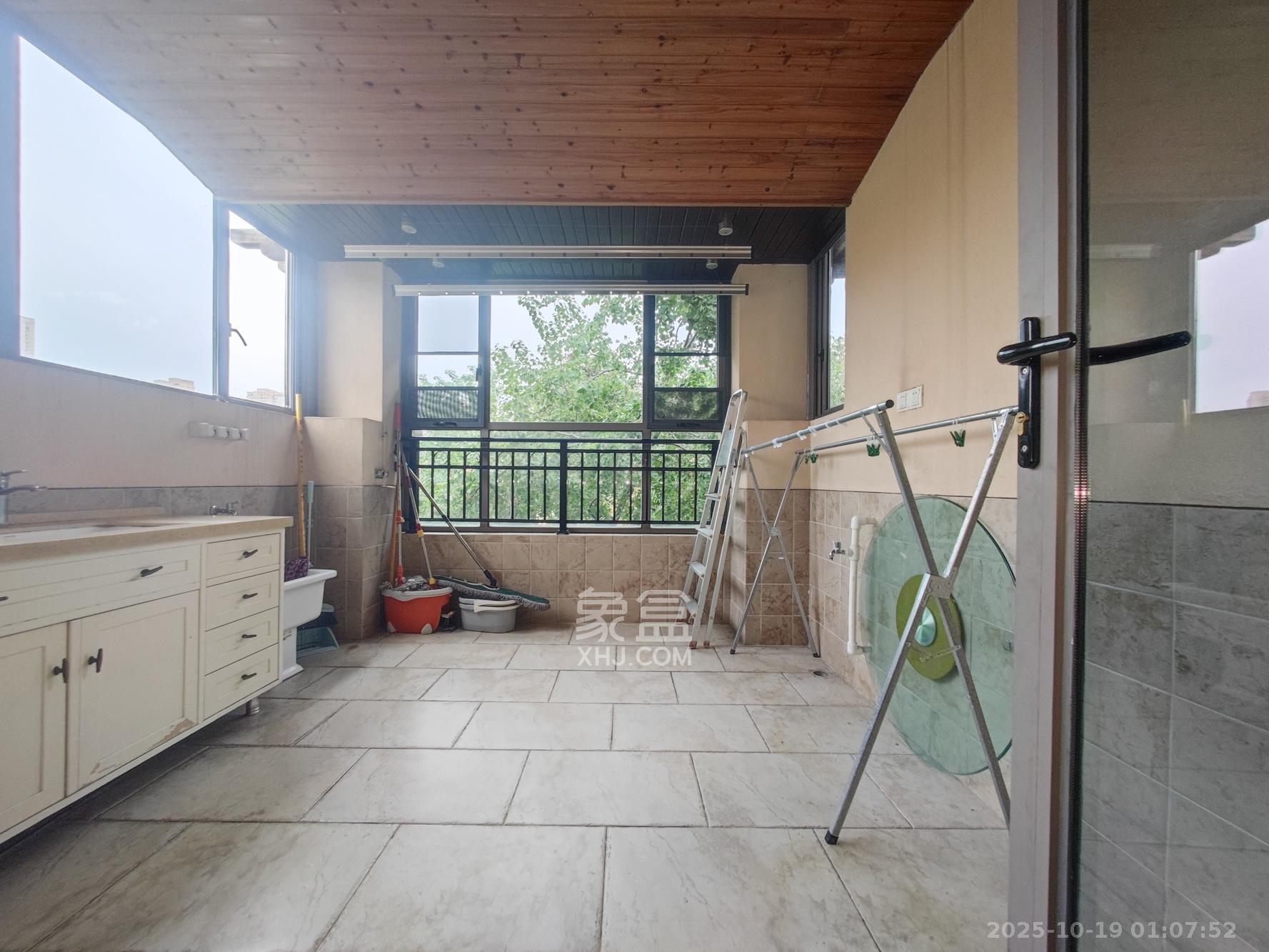 托斯卡纳洋房高层  5室2厅3卫    420.0万 托斯卡纳洋房高层  5室2厅3卫    420.0万阳台