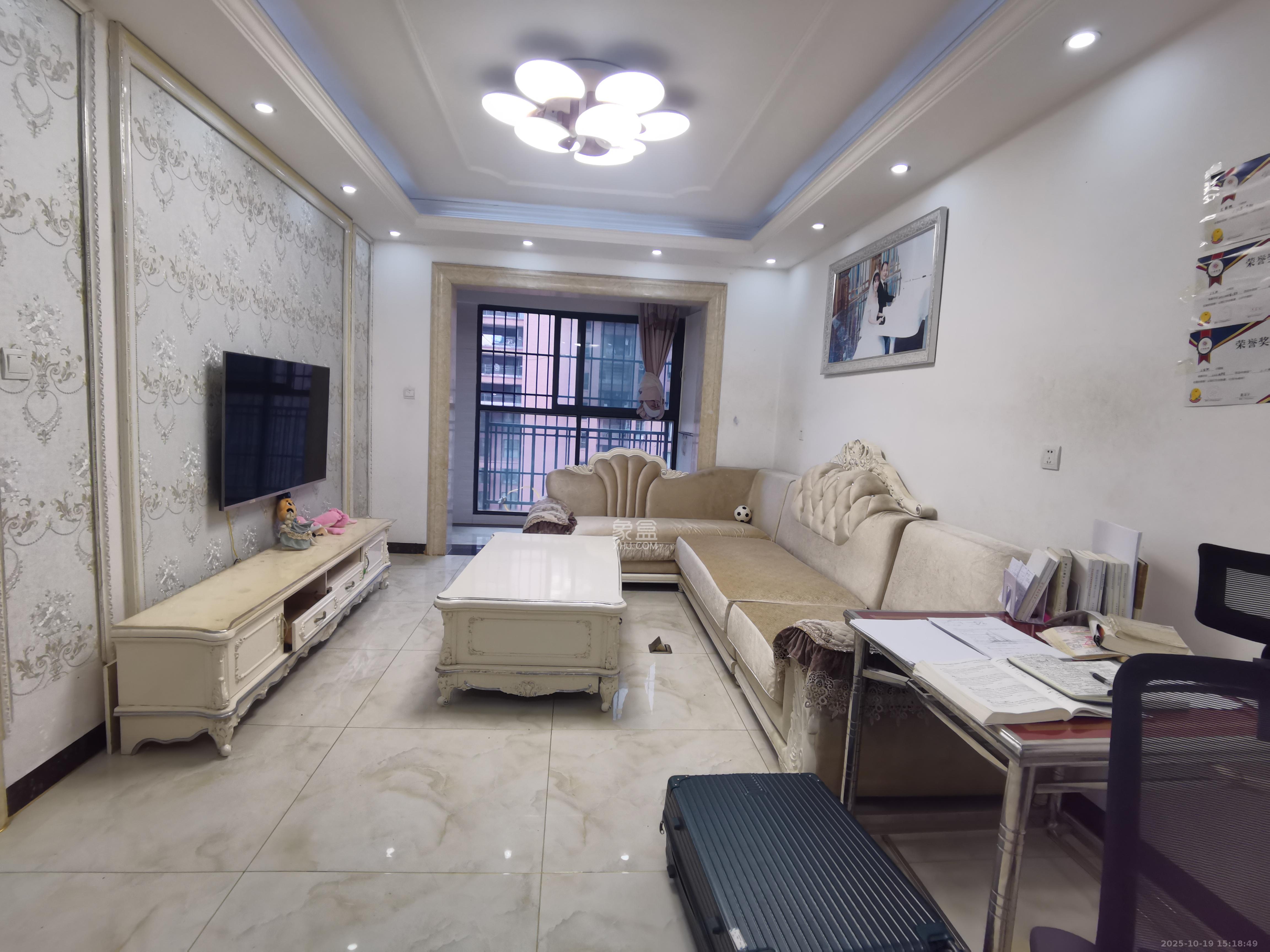 三一街区  3室2厅1卫    2000.0元/月 三一街区  3室2厅1卫    2000.0元/月室内图