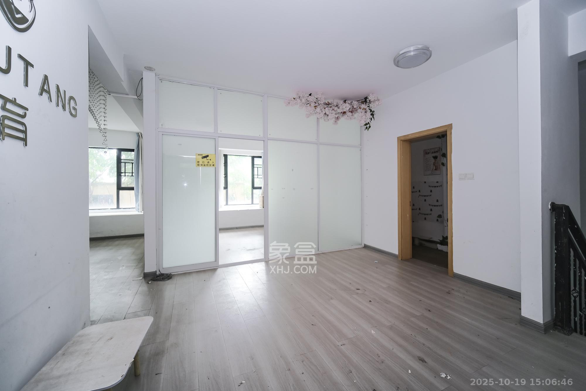 三一街区  4室2厅3卫    150.0万卧室