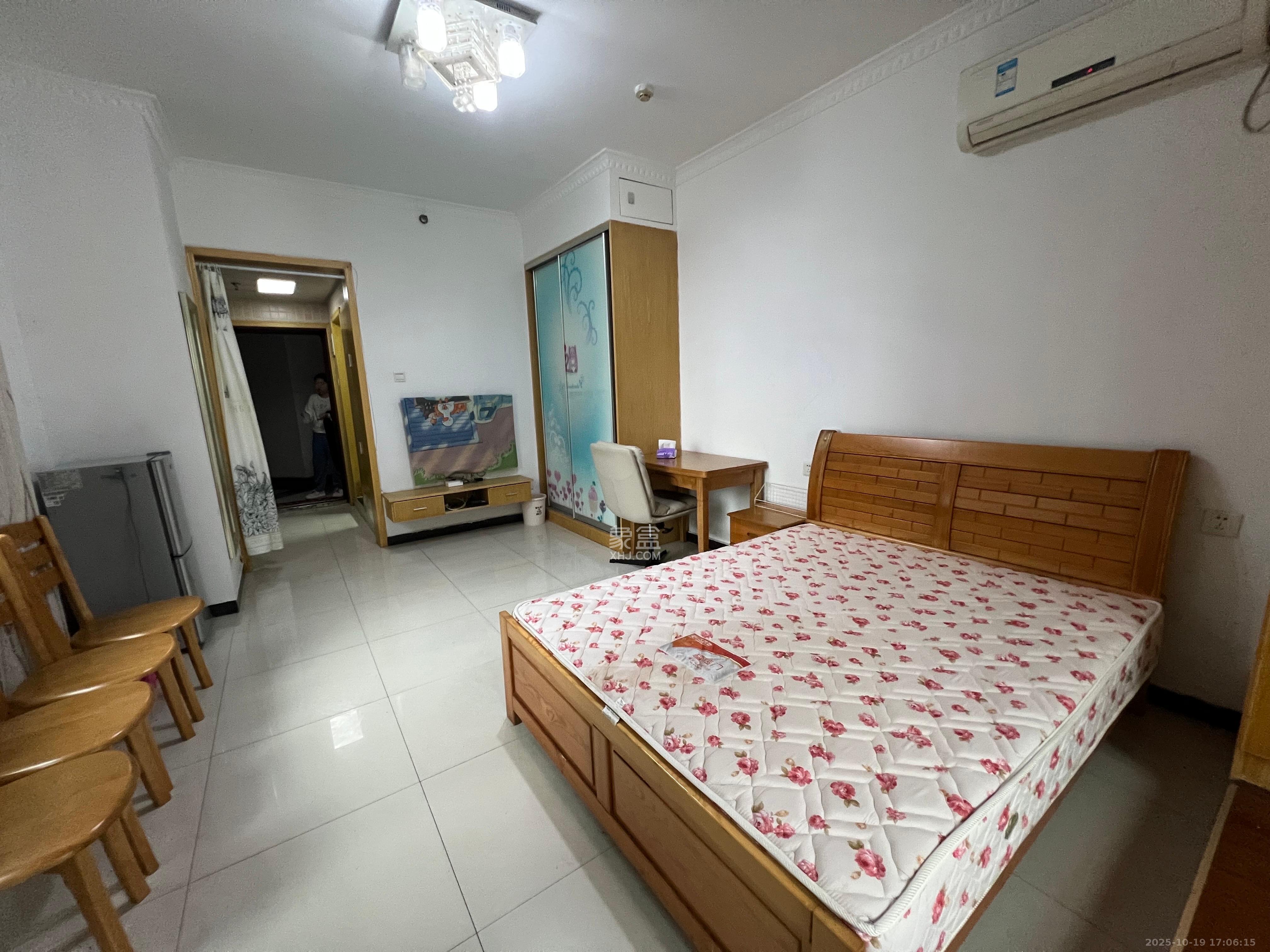 万象凯旋湾  1室1厅1卫    1300.0元/月