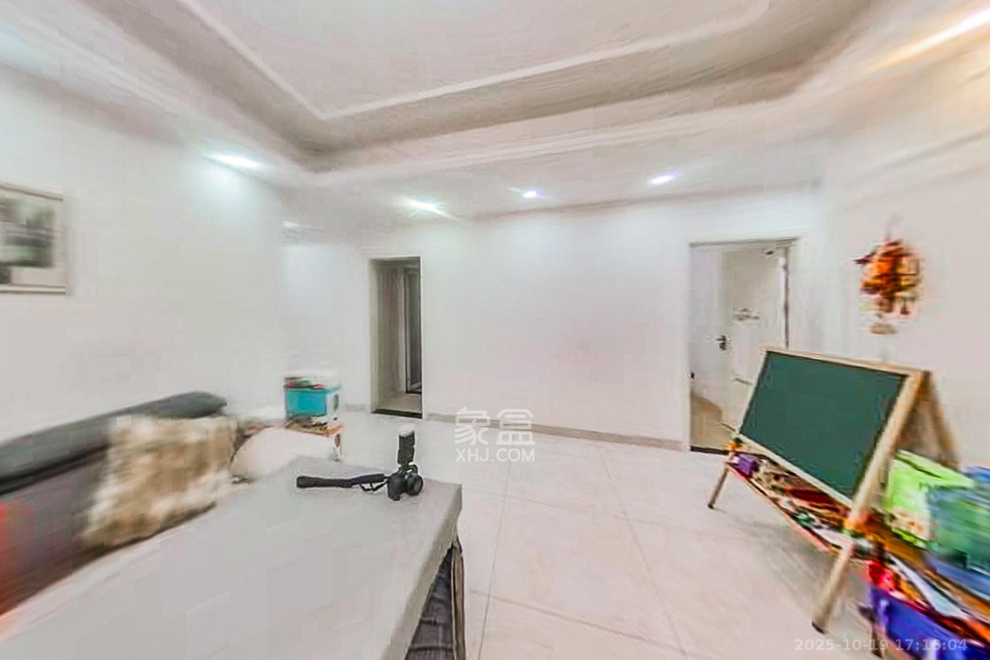 阳光丽城一期 4室2厅2卫 166.0万 阳光丽城一期 4室2厅2卫 166.0万客厅