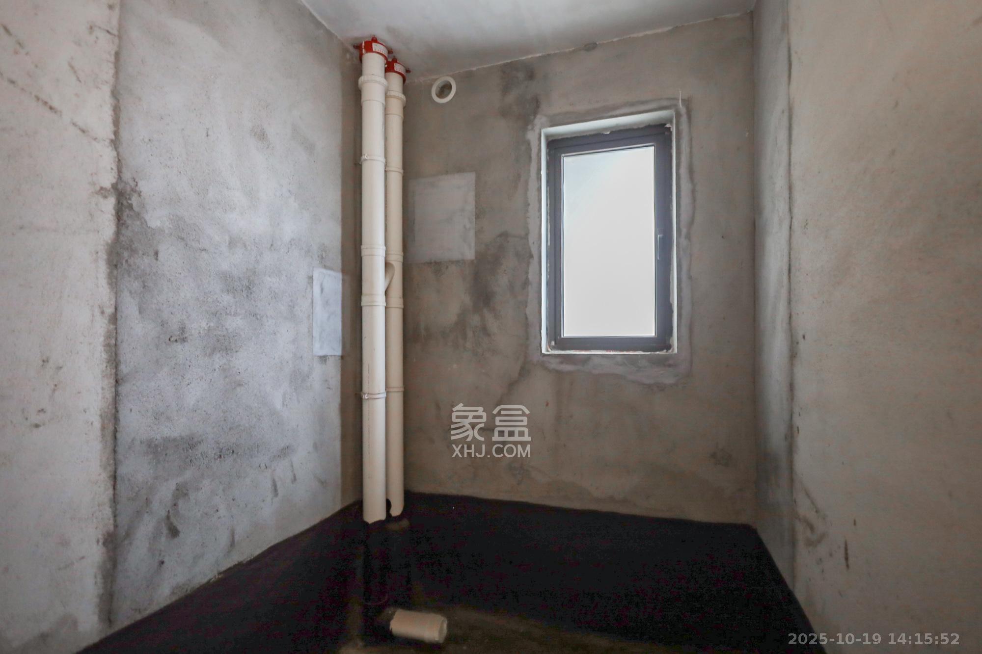 保利西海岸A区  4室2厅2卫    320.0万卫生间