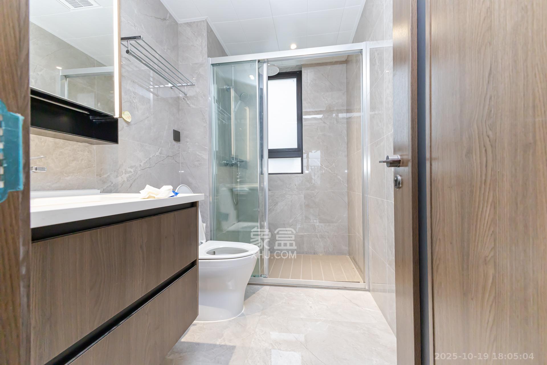 万科滨河道  4室2厅2卫    145.0万卫生间