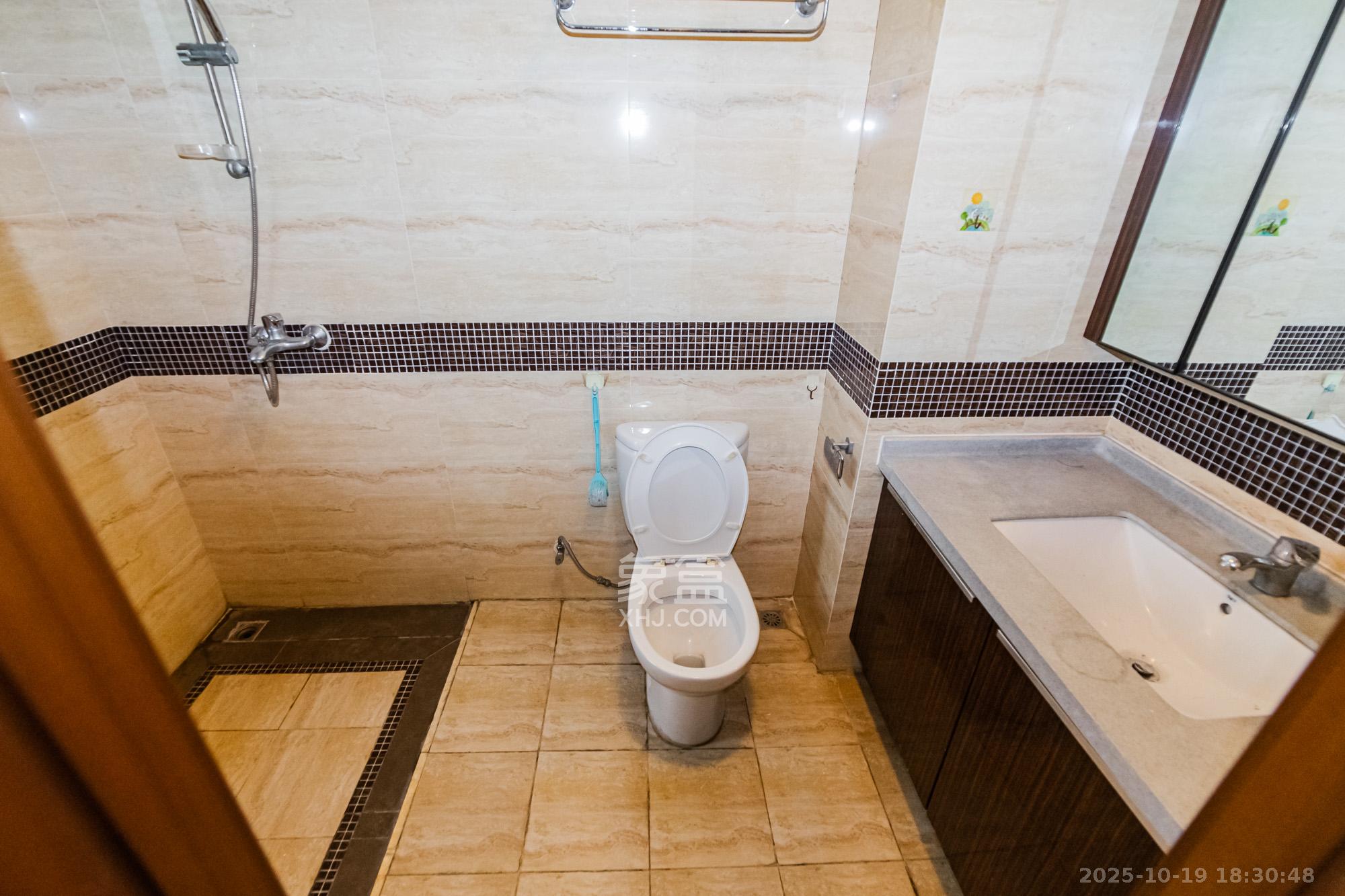 万科城  3室2厅2卫    80.0万卫生间