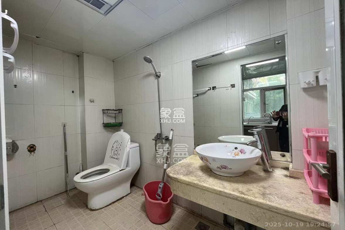 格林星城  1室1厅1卫    1800.0元/月 格林星城  1室1厅1卫    1800.0元/月室内图