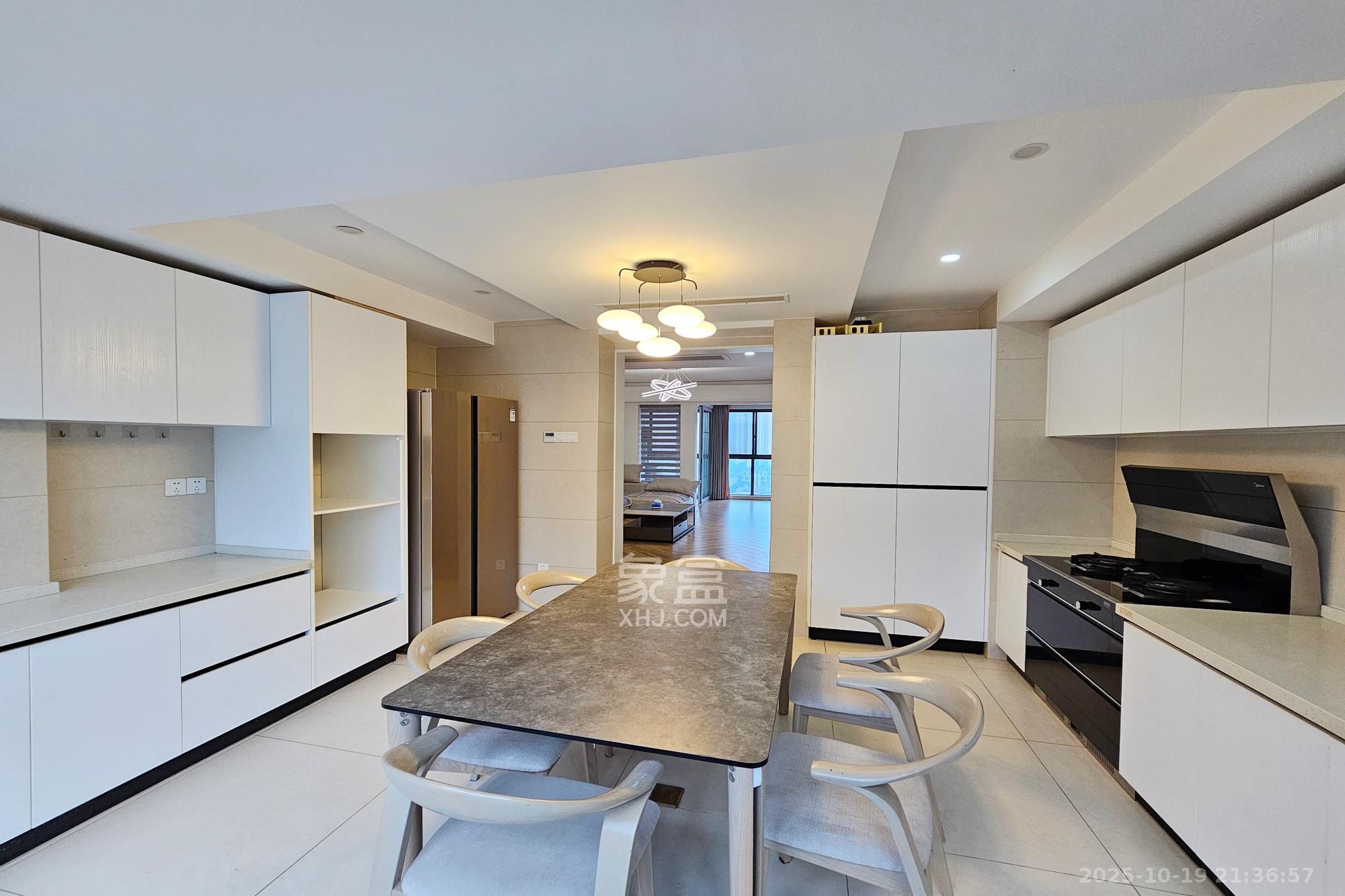 明昇壹城（明昇时代广场）一期  4室2厅2卫    260.0万客厅