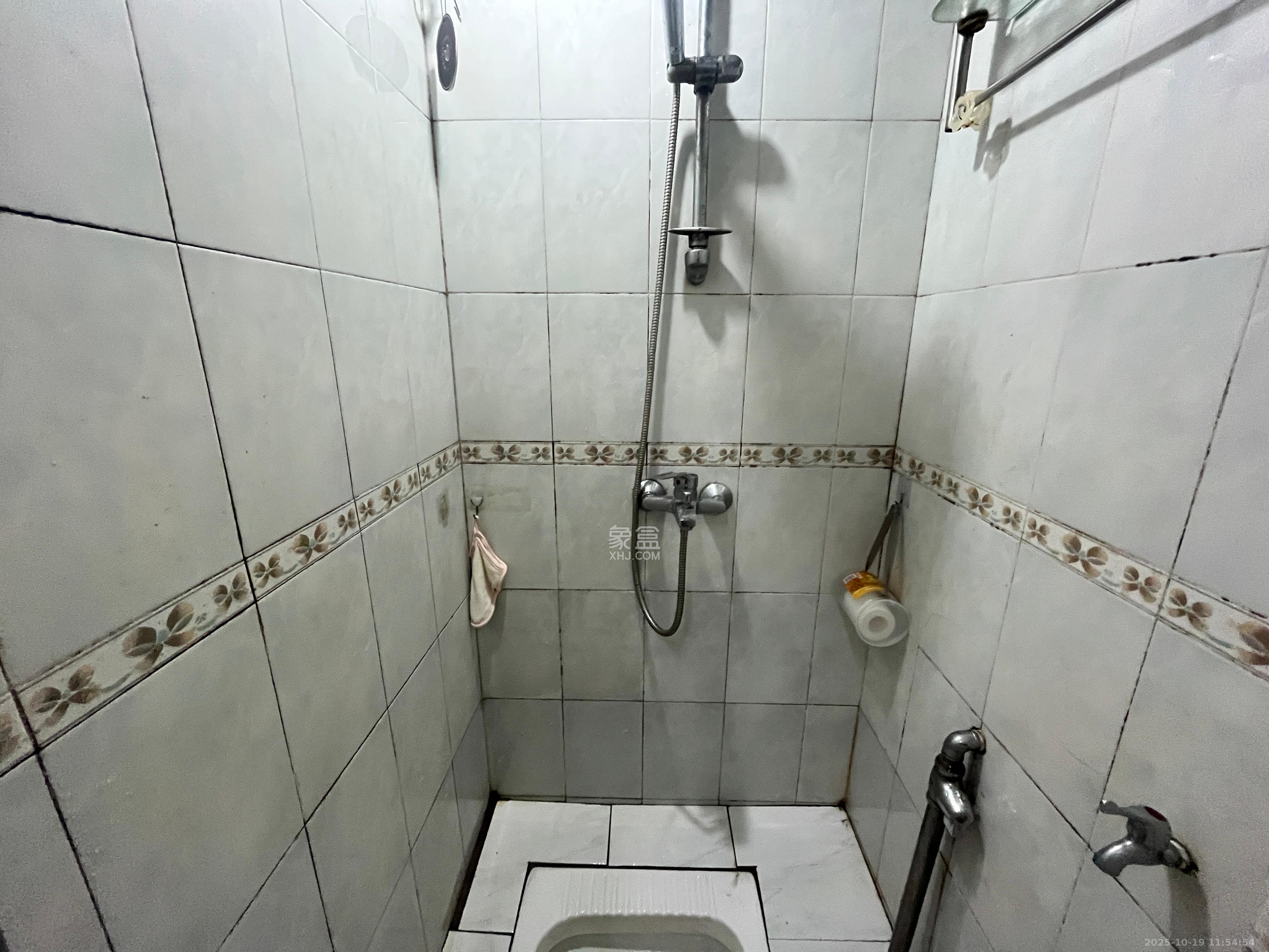 五一东村  1室1厅1卫    1000.0元/月 五一东村  1室1厅1卫    1000.0元/月室内图