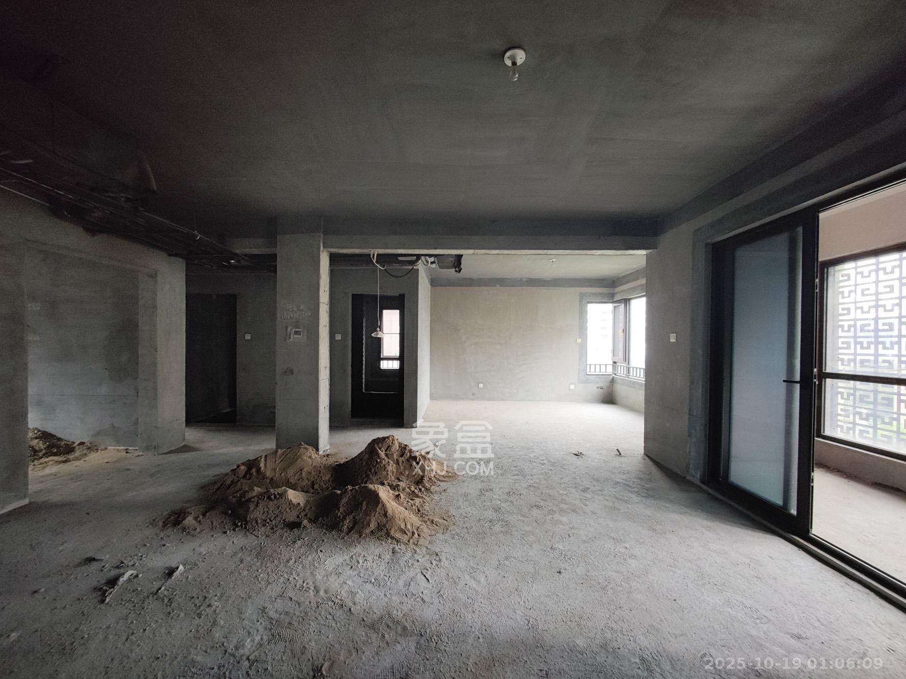 地泰御和苑  4室2厅2卫    320.0万 地泰御和苑  4室2厅2卫    320.0万客厅