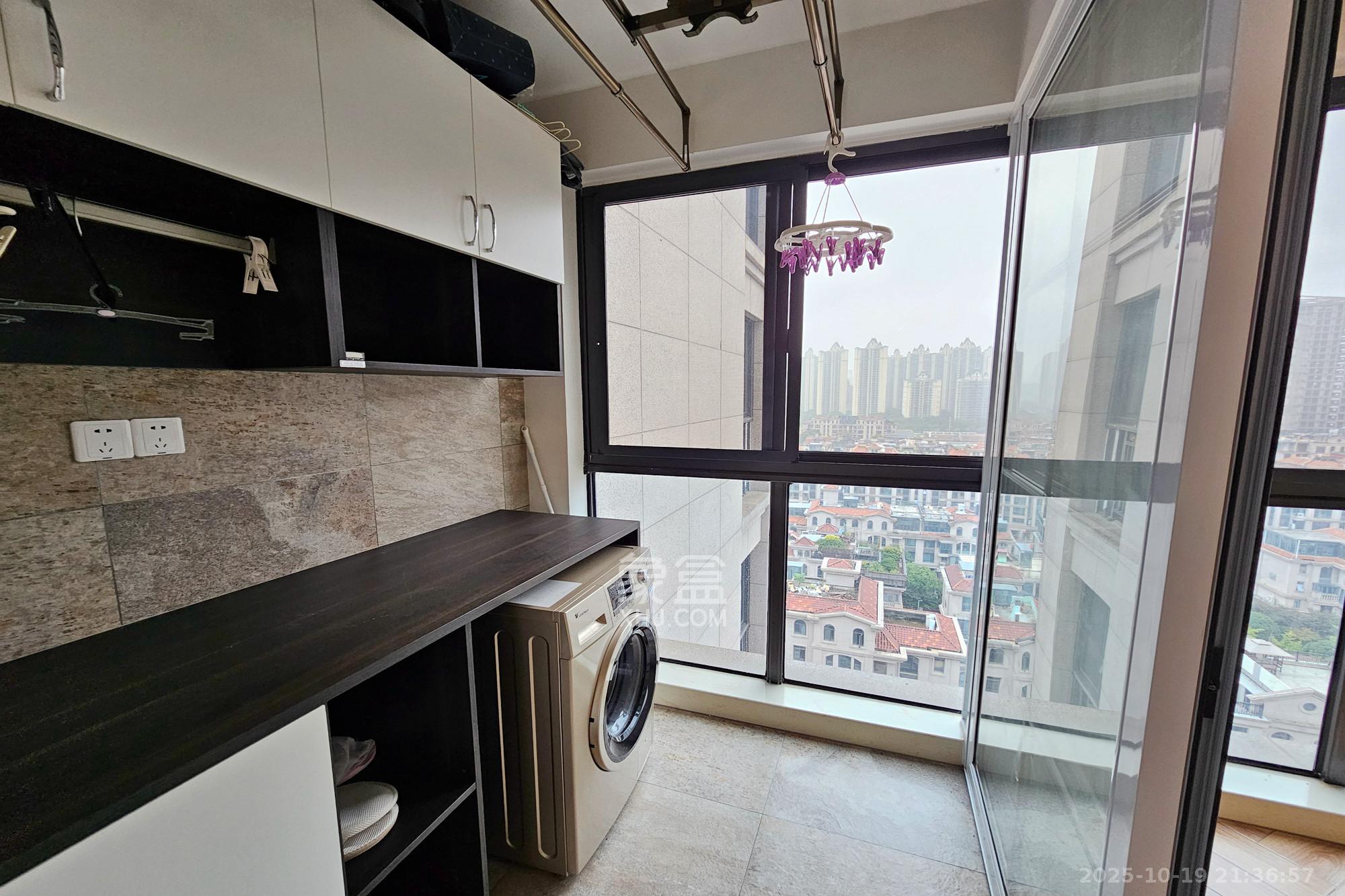 明昇壹城（明昇时代广场）一期  4室2厅2卫    260.0万阳台