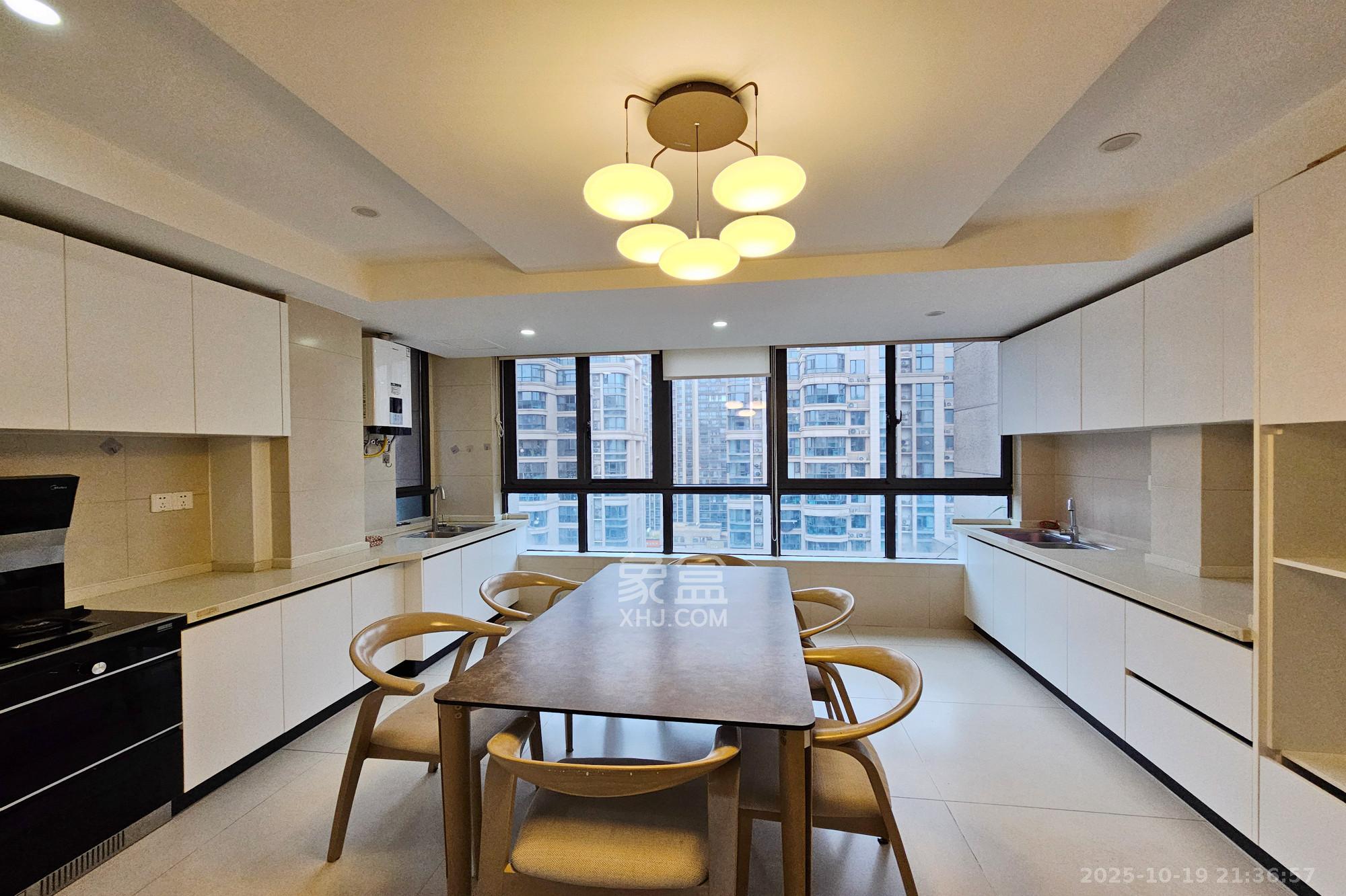 明昇壹城（明昇时代广场）一期  4室2厅2卫    260.0万客厅