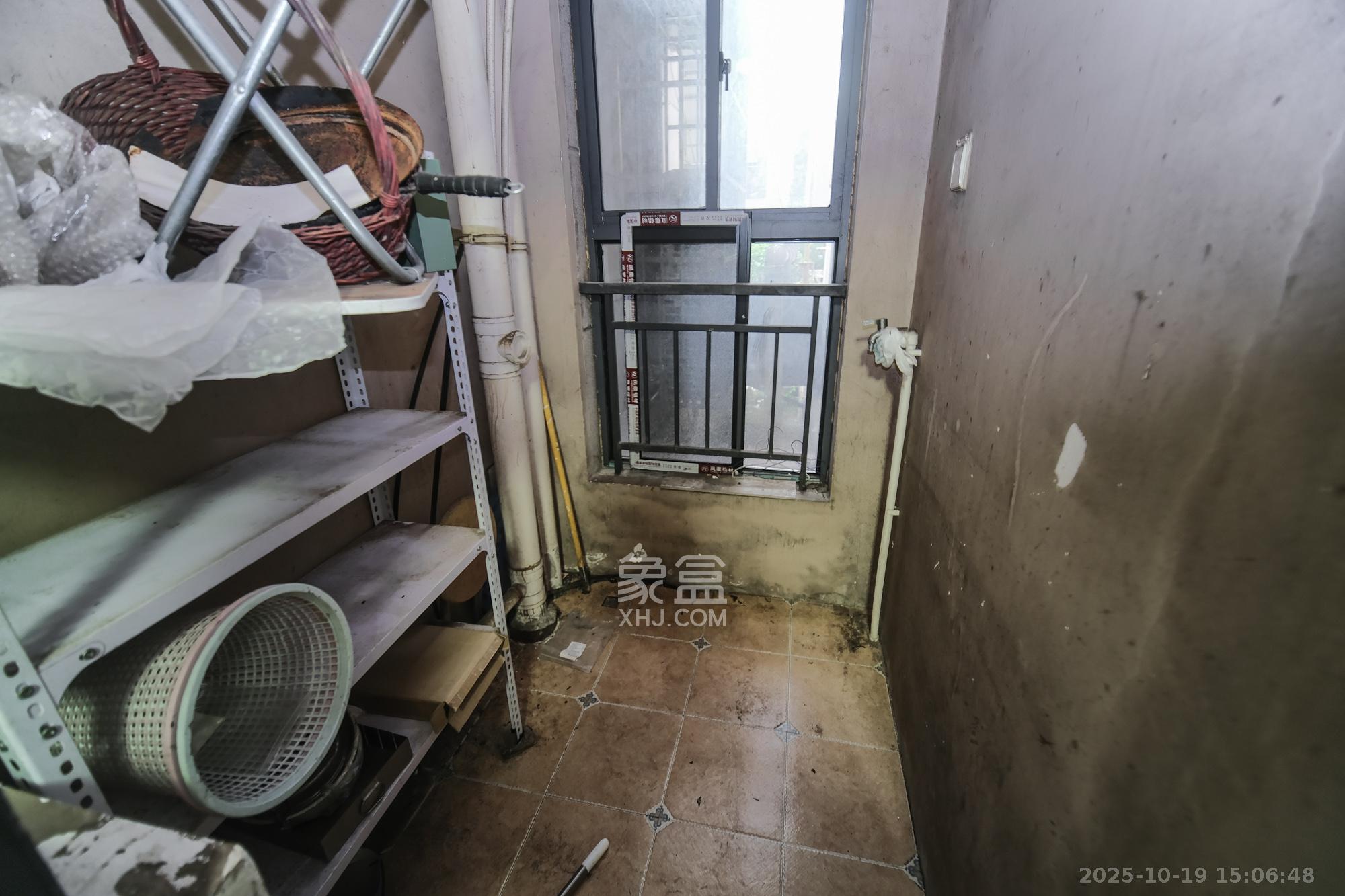 三一街区  4室2厅3卫    150.0万阳台