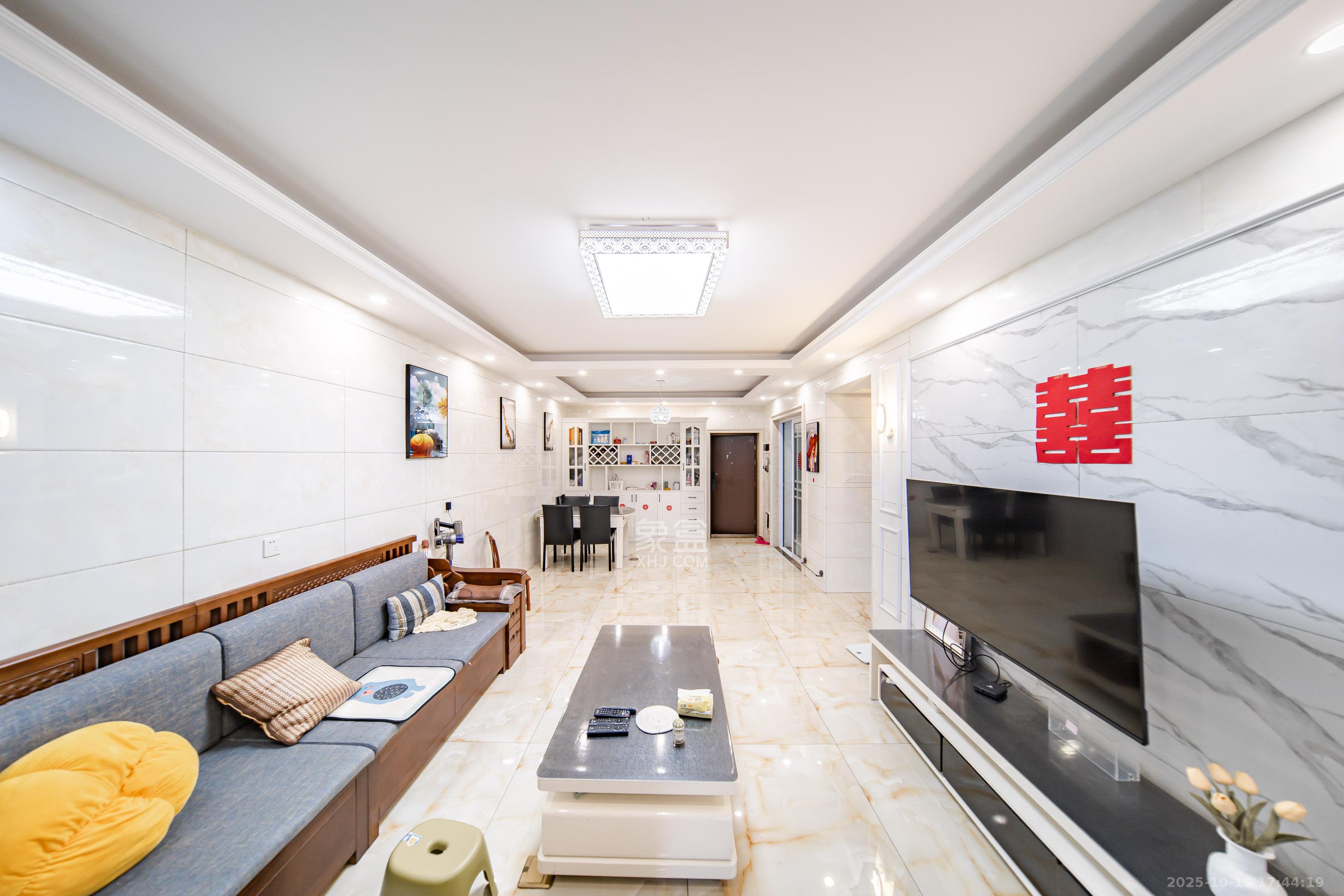 兰亭湾畔  3室2厅2卫    119.0万客厅