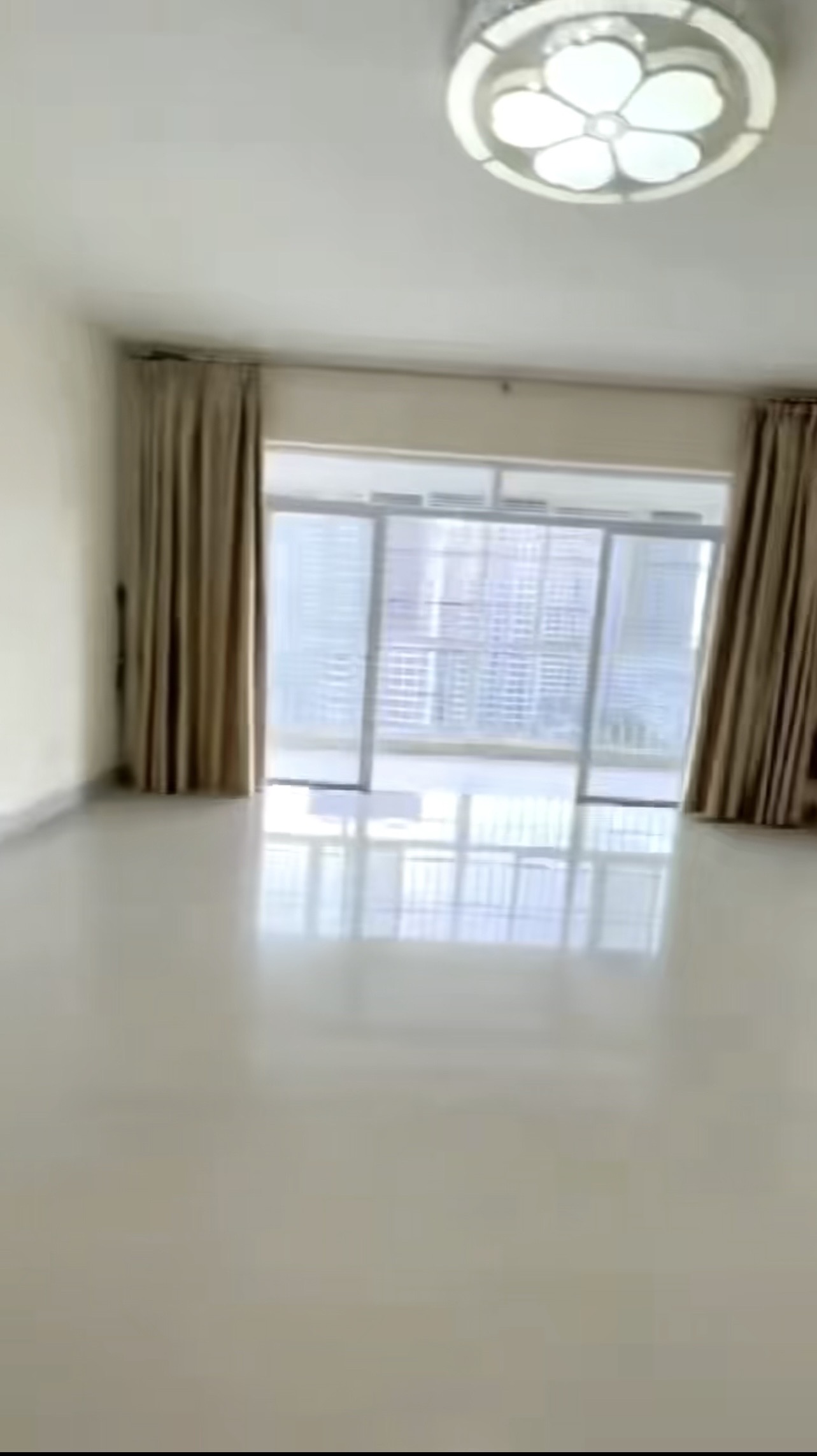 宝泰温泉花园  3室2厅2卫    139.0万客厅