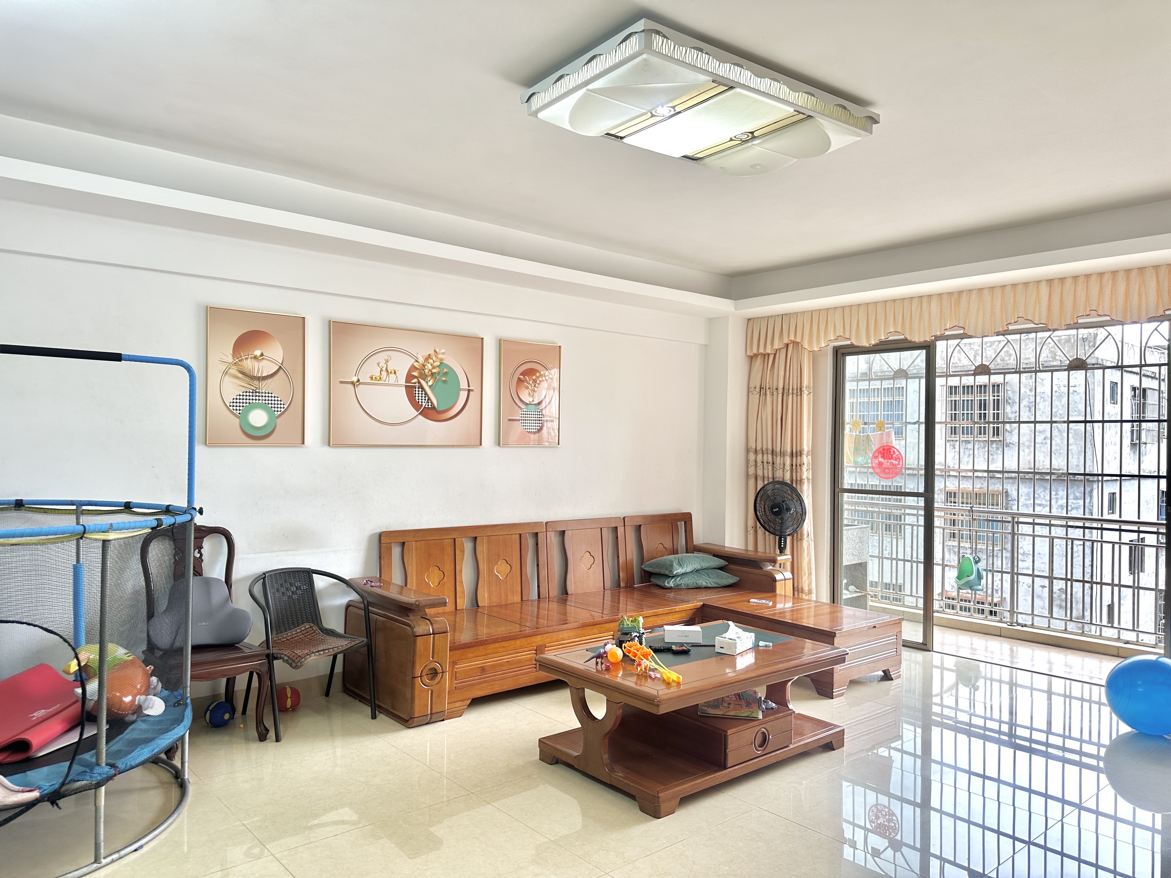 山高经典(山高村) 3室1厅2卫 70.0万 山高经典(山高村) 3室1厅2卫 70.0万客厅