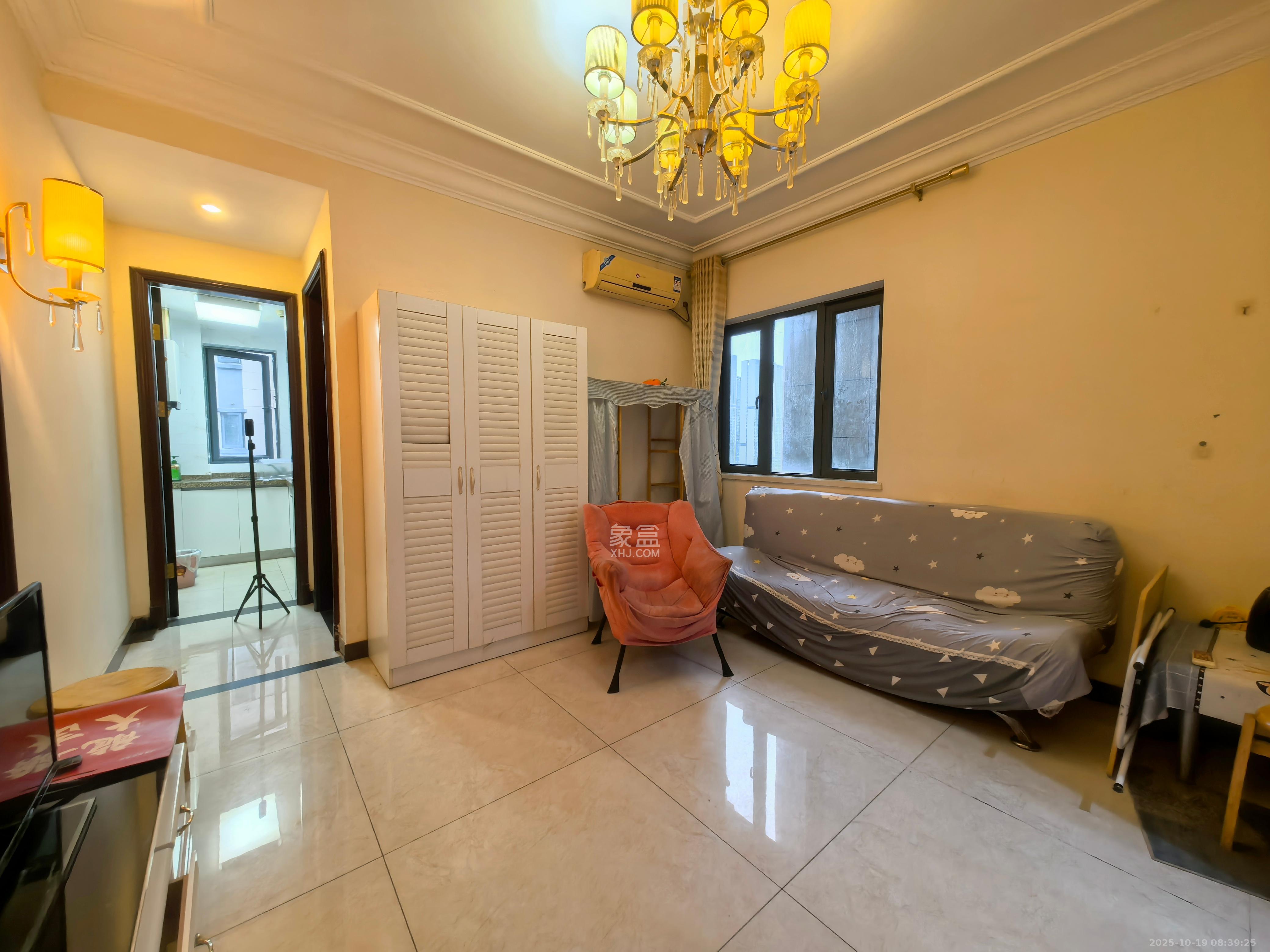 恒大国际广场  1室1厅1卫    1400.0元/月 恒大国际广场  1室1厅1卫    1400.0元/月