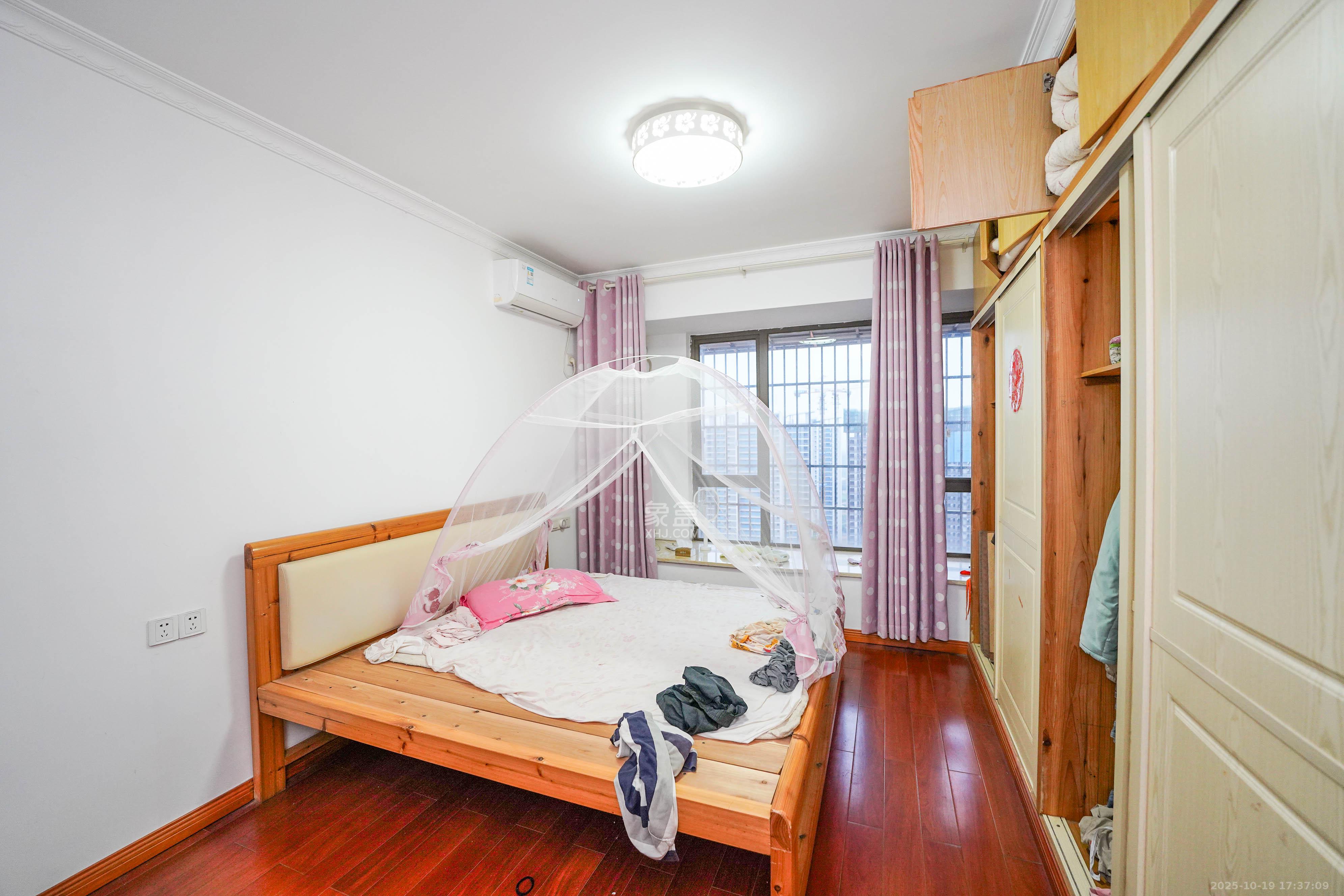 幸福庄园  4室2厅2卫    85.0万卧室