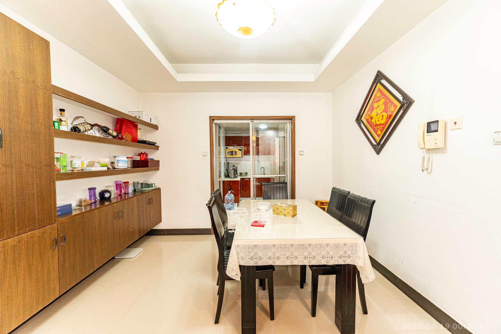 明城公寓  4室2厅2卫    89.8万客厅