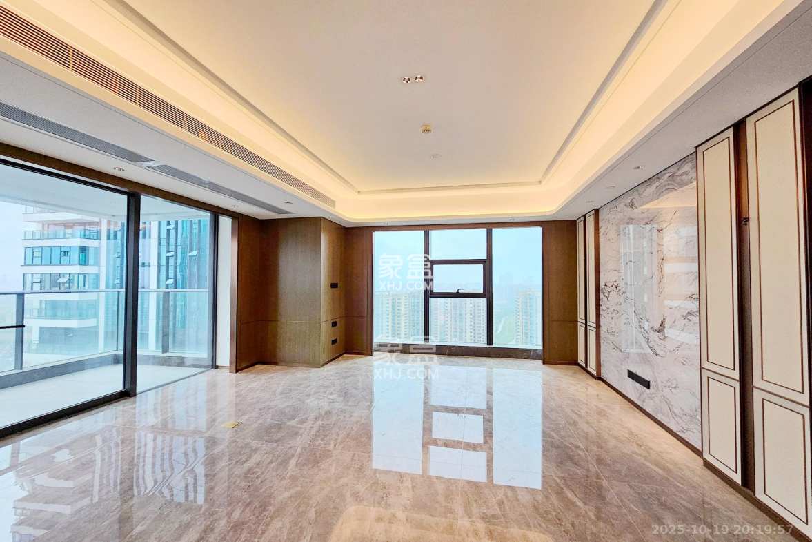 运达中央广场三期  4室2厅3卫    517.0万 运达中央广场三期  4室2厅3卫    517.0万客厅