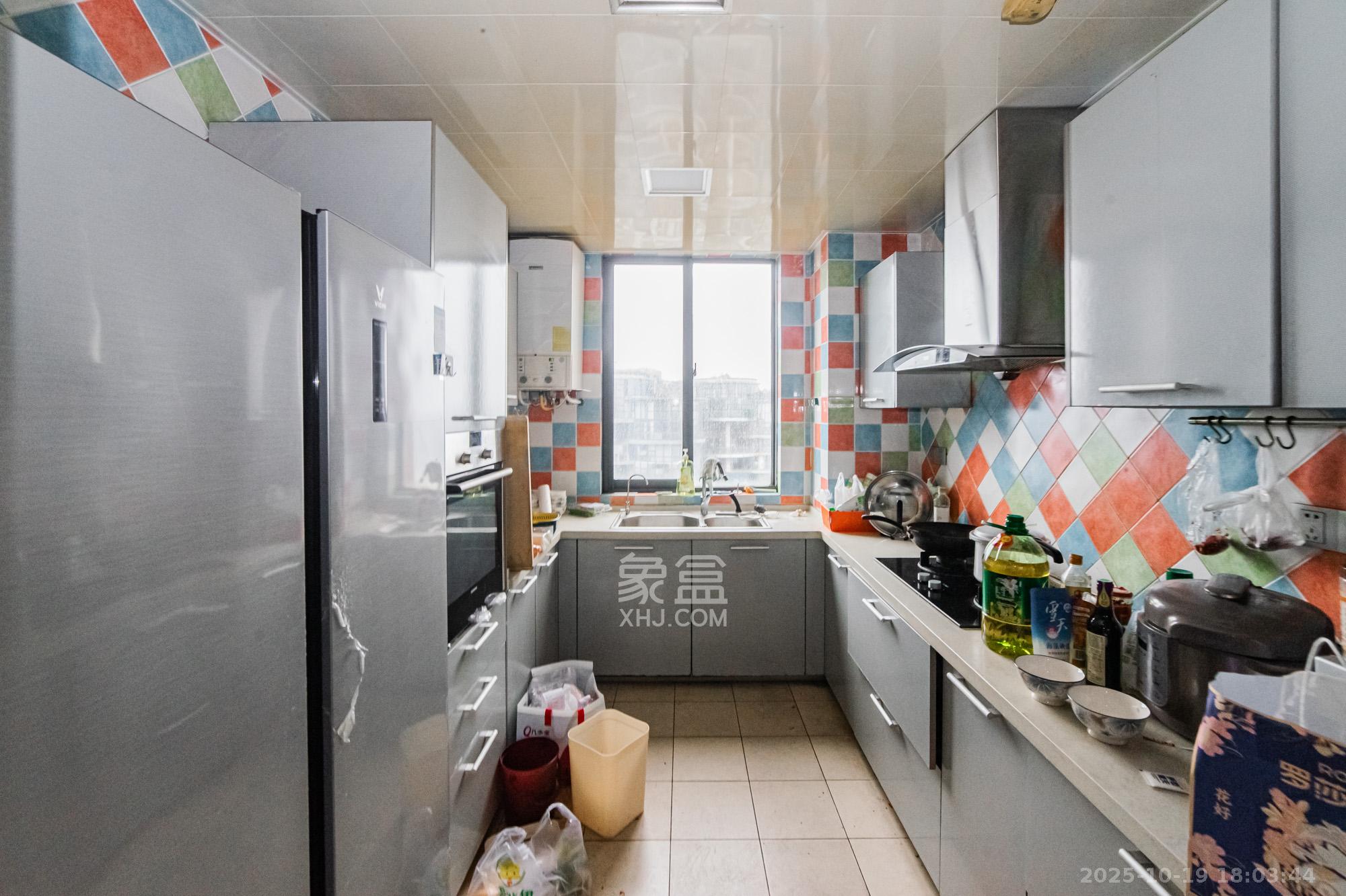 湘江世纪城湘江豪庭  4室2厅1卫    328.0万厨房