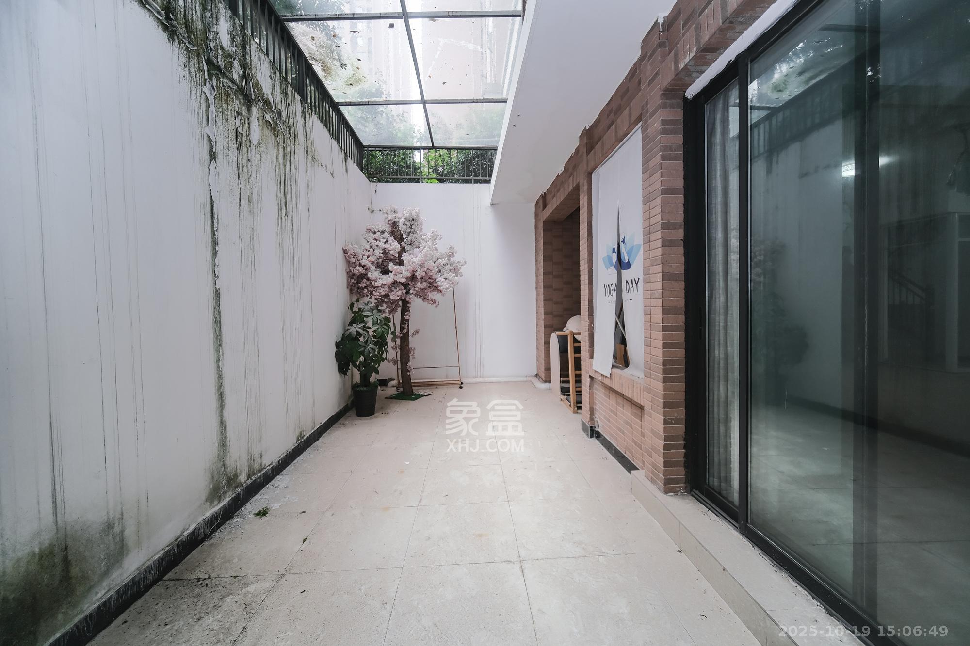 三一街区  4室2厅3卫    150.0万其他