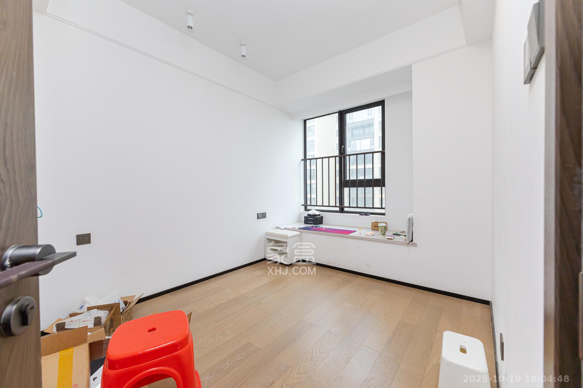 万科滨河道  4室2厅2卫    145.0万卧室