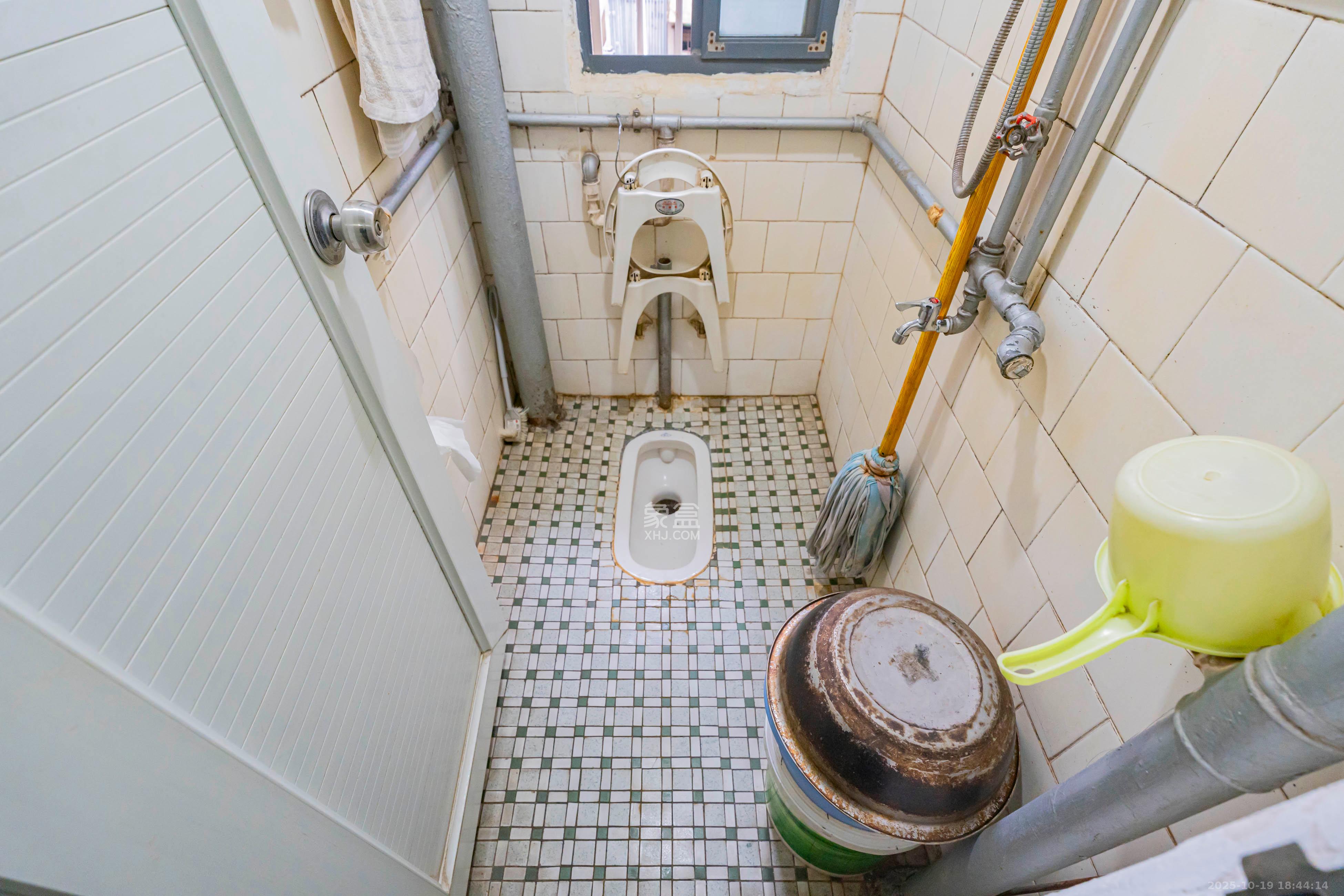 东风二村社区房  3室2厅1卫    62.0万卫生间