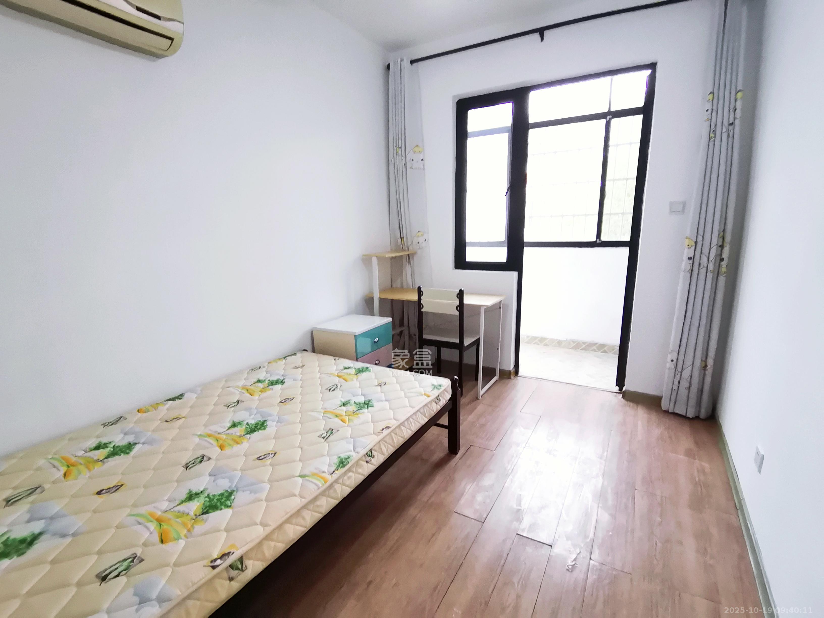 阳光100三期  2室2厅1卫    2200.0元/月室内图