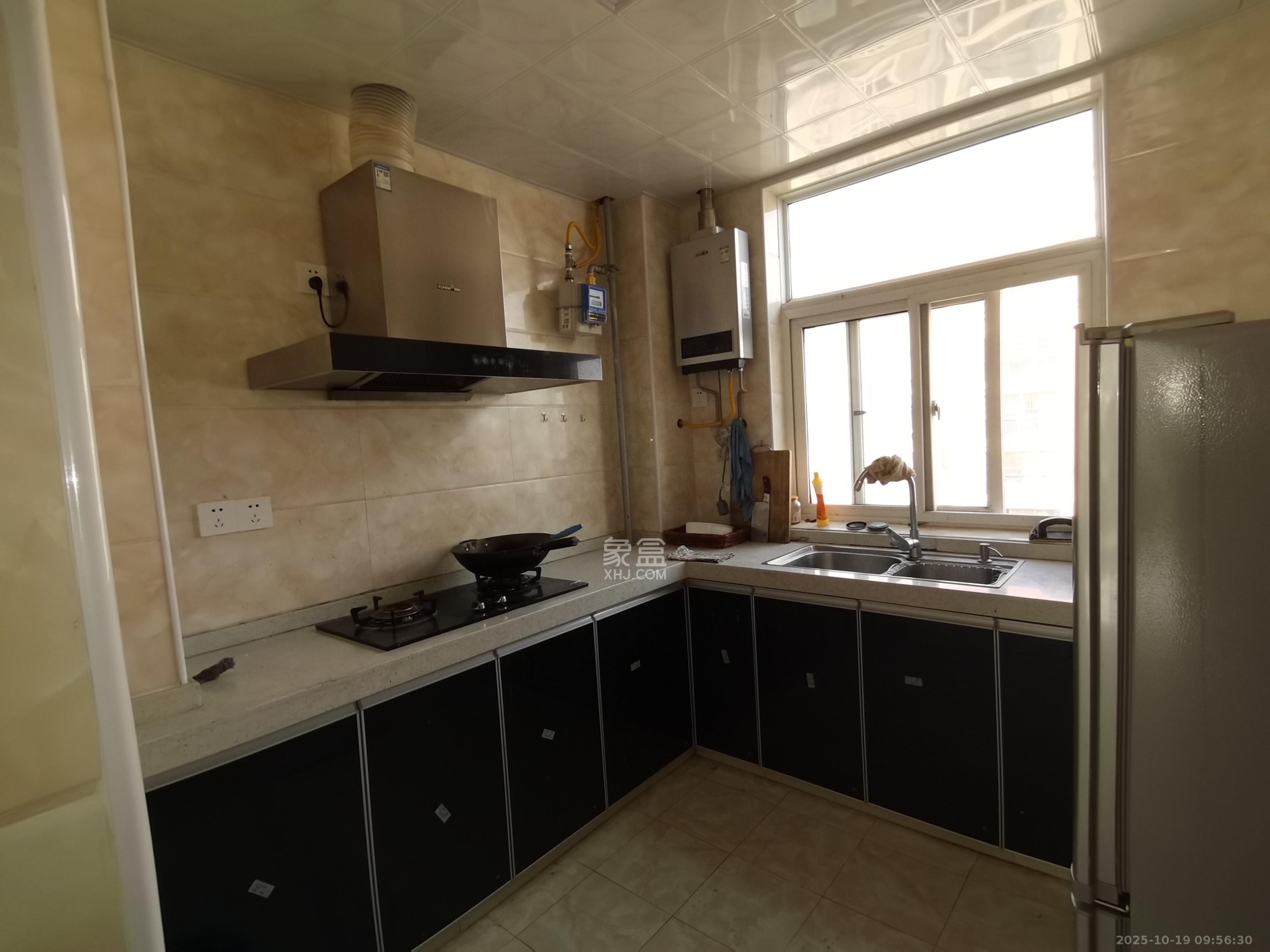 嘉盛华庭(一期、二期、三期) 3室2厅2卫 2500.0元/月 嘉盛华庭(一期、二期、三期) 3室2厅2卫 2500.0元/月室内图